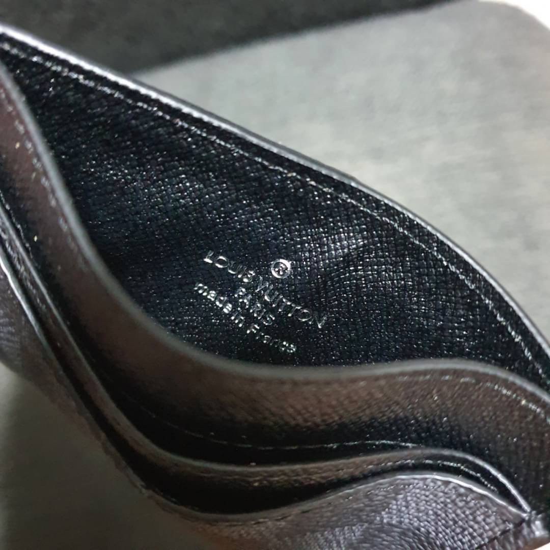 งานหรูเว่อวัง LOUIS VUITTON CARD HOLDER (GWP) 💳 ที่ใส่บัตร จากพรีเมี่ยมกิ้ฟแบรนด์หรู ดีไซน์สวยเก๋ หนังแท้ลายสวยเป็นเอกลักษณ์ ขนาดกำลังดี ใส่บัตรอย่างน้อย 7 ใบ พกพาสะดวก จะซื้อไว้ใส่บัตรใบหรู หรือซื้อให้เป็นของขวัญ ก็ควรค่าที่สุดคะ ห้ามพลาดนะคะ