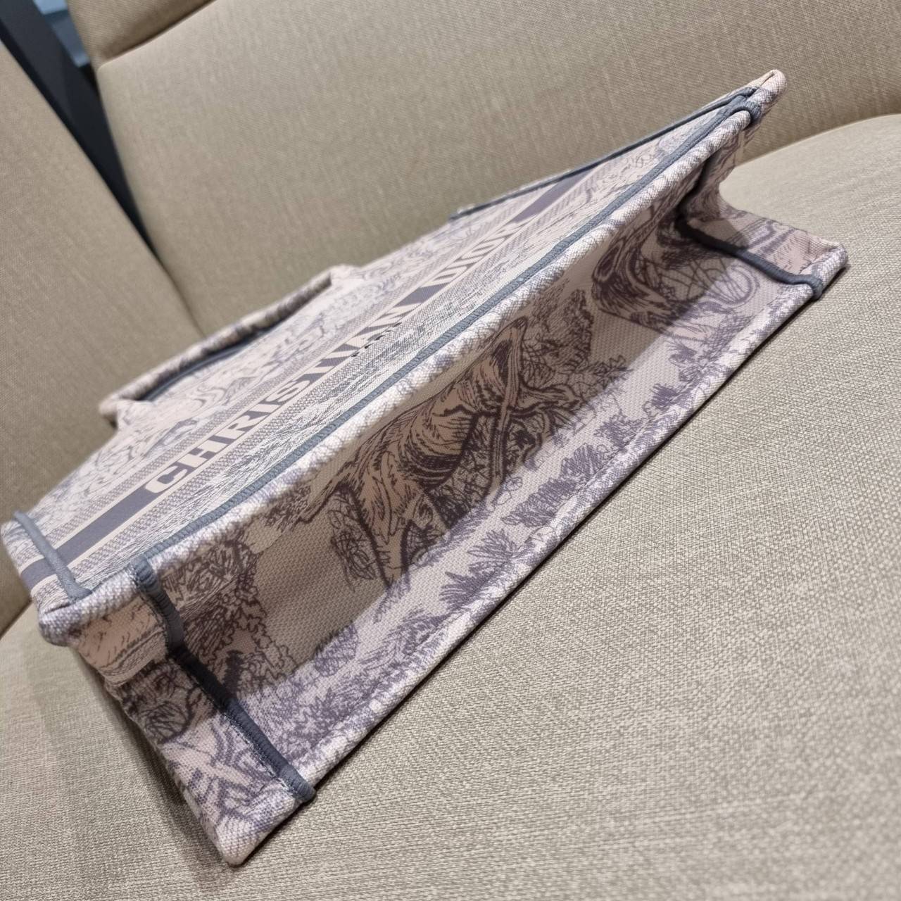 VIP 】HOT ARRIVAL!! DIOR CD SHOPPING BAG WITH GWP กระเป๋าทรงช้อปปิ้งใบใหญ่ จุใจ!! พรีเมี่ยมกิ๊ฟรุ่นดับเบิ้ลฮอต ดีไซน์คลาสสิควินเทจ สวยหรู วัสดุผ้าแคนวาสลายกราฟฟิค ภายในโล่งกว้างมากๆ ใส่ของจุสุดๆ โน้ตบุ้ค ไอแพด กระเป๋าสตางค์ มือถือ หรือเสื้อผ้ายังได้ สะพายค