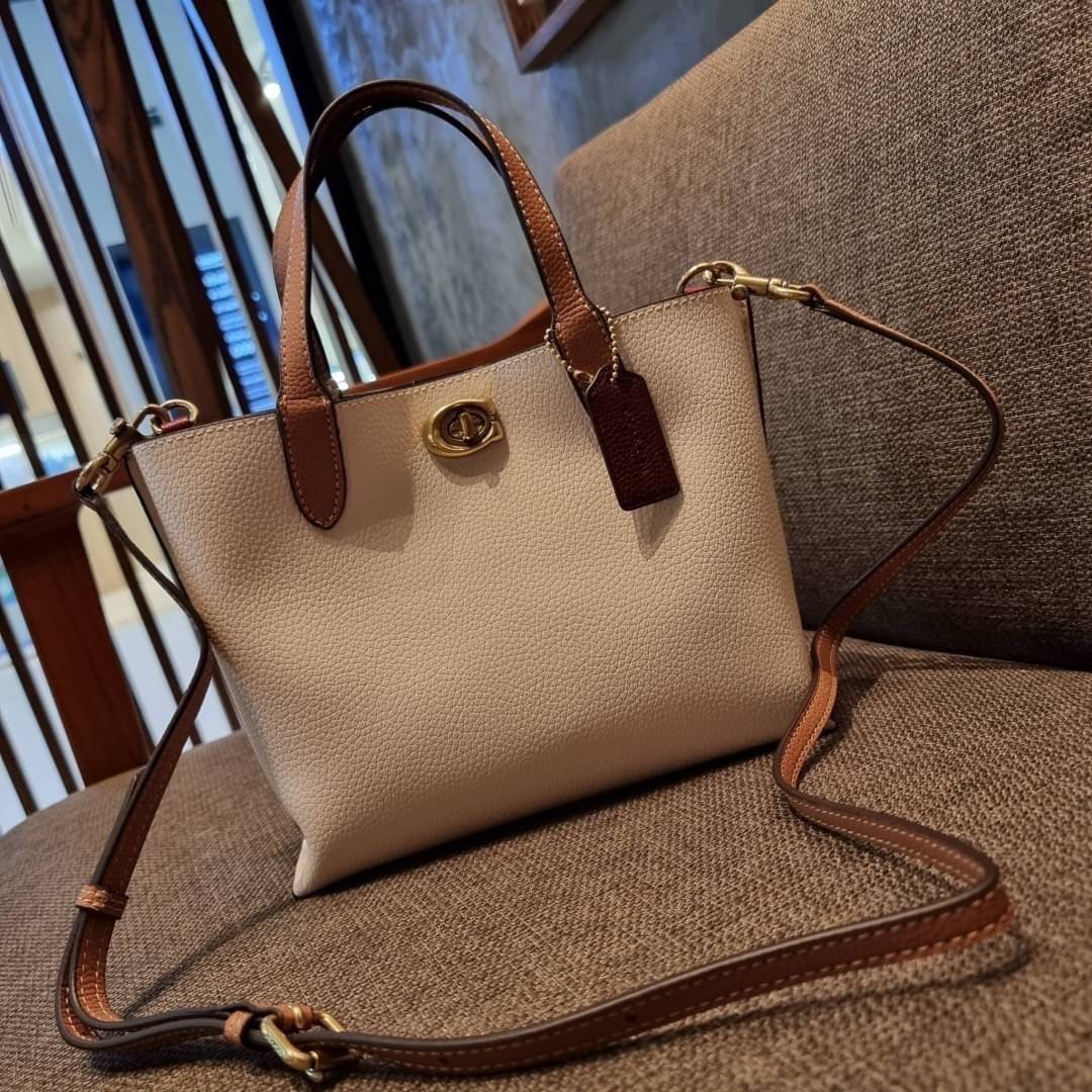 COACH C8561 C8869 WILLOW TOTE 24 IN COLOR BLOCK น้องสาวลุคลูกคุณมาแล้วจ้า กระเป๋าถือ/สะพาย ดีไซน์คัลเลอร์บล็อค ลงตัว เรียบหรู ใบจริงคือผู้ดี๊ผู้ดี ใช่ได้ทุกๆโอกาส วัสดุหนัง pepble อยู่ทรง เปิดปิดด้วยตัวบิดล็อค และอีกฝั่งเป็นกระดุมแม่เหล็ก ภายในโล่งกว้าง ใ