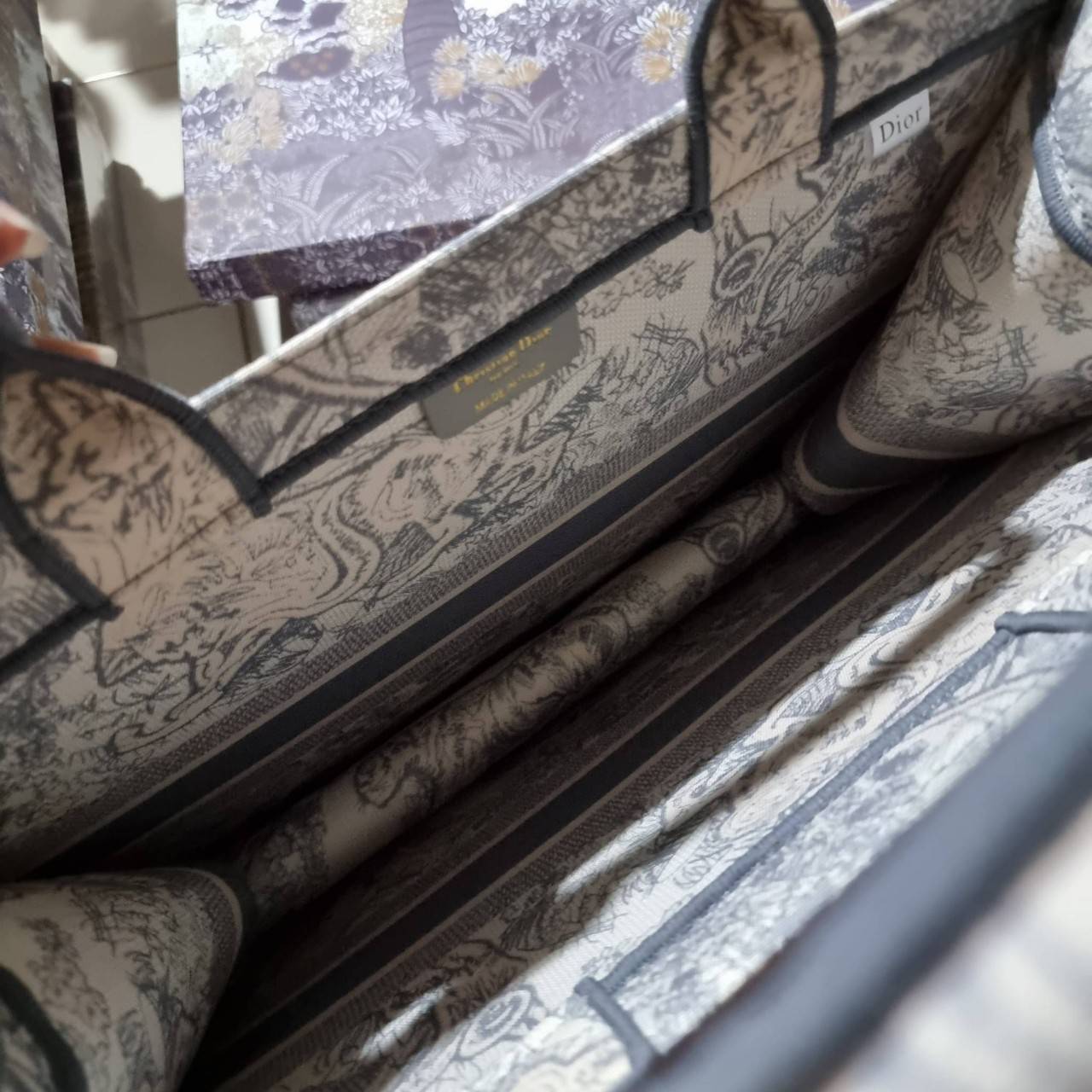 VIP 】HOT ARRIVAL!! DIOR CD SHOPPING BAG WITH GWP กระเป๋าทรงช้อปปิ้งใบใหญ่ จุใจ!! พรีเมี่ยมกิ๊ฟรุ่นดับเบิ้ลฮอต ดีไซน์คลาสสิควินเทจ สวยหรู วัสดุผ้าแคนวาสลายกราฟฟิค ภายในโล่งกว้างมากๆ ใส่ของจุสุดๆ โน้ตบุ้ค ไอแพด กระเป๋าสตางค์ มือถือ หรือเสื้อผ้ายังได้ สะพายค
