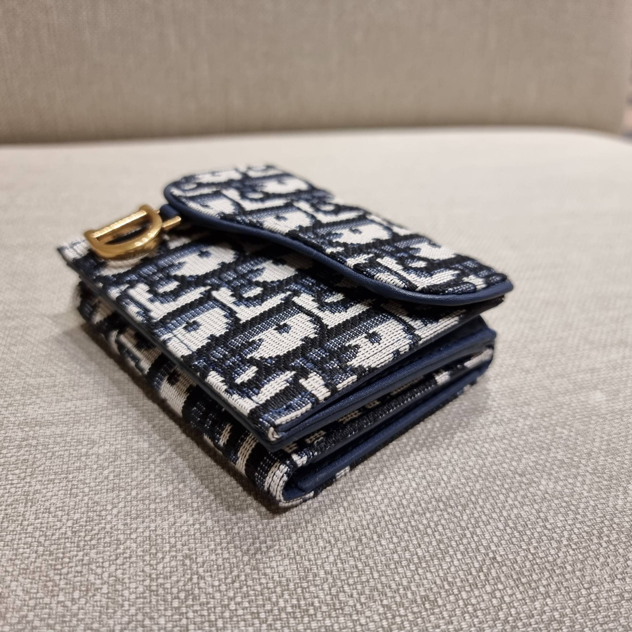 VIP 】CD MULTI WALLET WITH GWP กระเป๋าสตางค์ขนาดเหมาะมือ กะทัดรัดไม่กินพื้นที่ พรีเมี่ยมกิ๊ฟจากเคาน์เตอร์ ดีไซน์แบบพับ ใช้งานง่าย น่ารักน่าใช้จริงๆ วัสดุผ้าแคนวาสปักลาย สลับหนังแท้ภายใน ภายในมีช่องใส่บัตร ใส่ธนบัตรได้ สะดวกใช้มากๆ มาพร้อม box set ในราคาที่