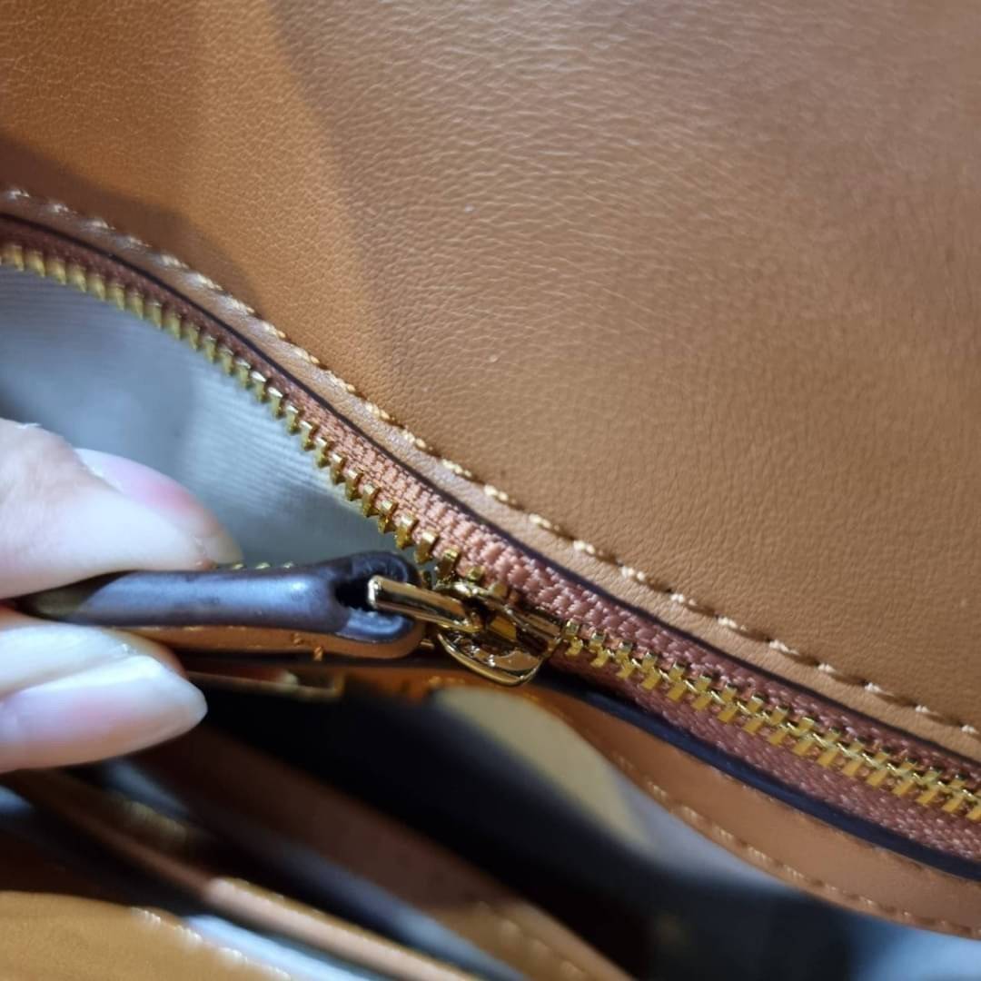 M.C.M SMALL MILLIE FLAP CROSSBODY IN VISETOS ไซส์ใหม่พกพาสะดวก!! กระเป๋าสะพายกึ่งคลัทช์ รอบนี้มาไซส์สวย สามารถใช้แทนกระเป๋าสตางค์ได้เลย ใส่โทรศัพท์มือถือได้ทุกรุ่น ใส่ของสำคัญสบายๆ มาพร้อมสายสะพายโซ่สีทองหรูหรา รูปทรงดีไซน์ร่วมสมัย ใช้งานง่ายด้วยตัวล็อค ว