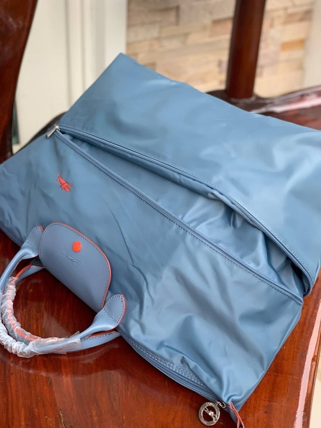 LONGCHAMP LE PLIAGE CLUB TRAVEL BAG กระเป๋าขนาดใหญ่สำหรับการเดินทาง เราเรียกที่นี้ว่า travelling bag รุ่นคลาสสิค มาพร้อมสายสะพายยาวที่ปรับและถอดออกได้ ความพิเศษของรุ่นนี้ที่ครองใจนักเดินทางทั่วโลก คือซิปรอบตรงกลางตัวกระเป๋า สามารถเปิดซิปเพื่อขยายขนาดและพั