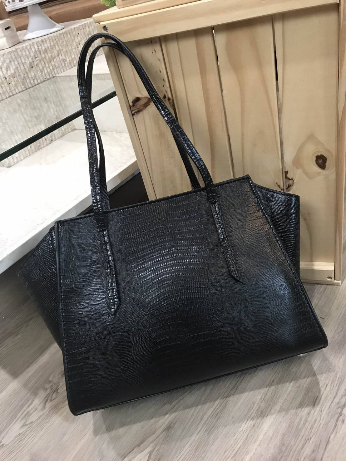 CHARLES & KEITH STRUCTURE TOTE BAG กระเป๋าสะพายทรง Tote ขนาดใหญ่จุใจ น้ำหนักเบา เปิดปิดด้วยซิป หัวซิปปั๊มโลโก้ มีหมุดรองฐานกันรอย ทั้ง 4 มุม ภายในมีช่องซิป และช่องใส่มือถือ กว้างและจุค่ะ ใส่เอกสาร A4, iPad, สัมภาระได้ จะสะพายไปเรียน ไปทำงาน ก็ดูดี ใบนี้สส