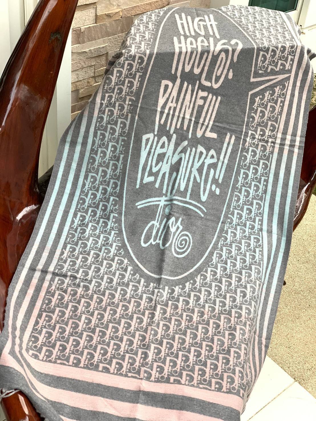 CHRISTIEN DIOR PARIS SILK SCARF สุดเอ็คเซ็คคลูทีฟกับแบรนด์ดังจากปารีส ด้วยงานพรีเมี่ยมกิ้ฟ ส่งมอบความรู้สึกดีๆให้กับคนที่คุณรัก ในรูปแบบผ้าพันคอและผ้าคลุมไหล่ผืนใหญ่ให้ความอบอุ่น ถักทอด้วยผ้าcashmere สีสันสุภาพเข้าได้กับเสื้อผ้าทุกเฉดสี มาพร้อมกล่องแบรนด์