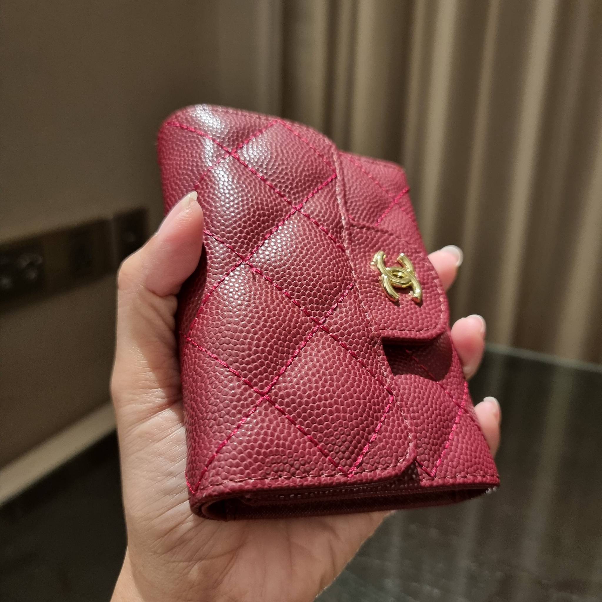 VIP 】มาแล้วจ้า!! รุ่นแนะนำ!! ฮิตติดใจสาวๆ!! กระเป๋าสตางค์ใบสั้นรุ่นฝาพับ จาก Chanel premium for gift เรียบหรู ดูไฮน์ วัสดุหนังสังเคราะห์ลายคาร์เวีย ด้านในเป็นหนังซาฟเฟียโน่ เปิด-ปิดด้วยกระดุมแม่เหล็ก ภายในกระเป๋ามีช่องใส่บัตร ใส่ธนบัตรได้ ดีไซน์เรียบหรูตา