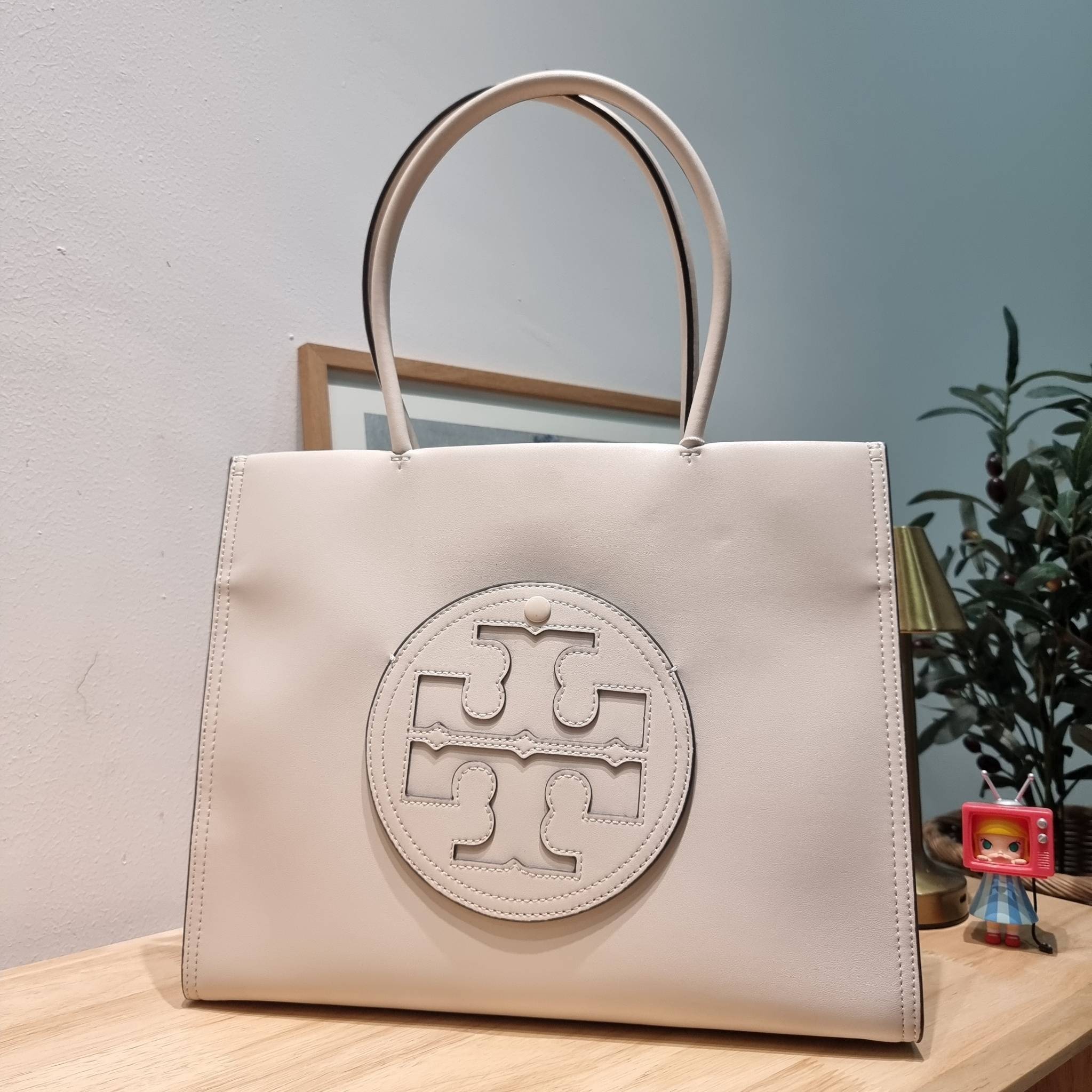 TORY BURCH ECO ELLA TOTE BAG / TORY TOTE BAG พร้อมส่ง 3 สี กระเป๋าสะพายทรงโท้ท ขนาดกำลังสวย จุของได้เต็มที่ รูปทรงคลาสสิคชวนใช้ โดดเด่นด้วย patch โลโก้ คอลเลคชั่นน้องใหม่ ส่งมาให้สาวๆได้ใจฟูอีกหนึ่งไอเท็ม