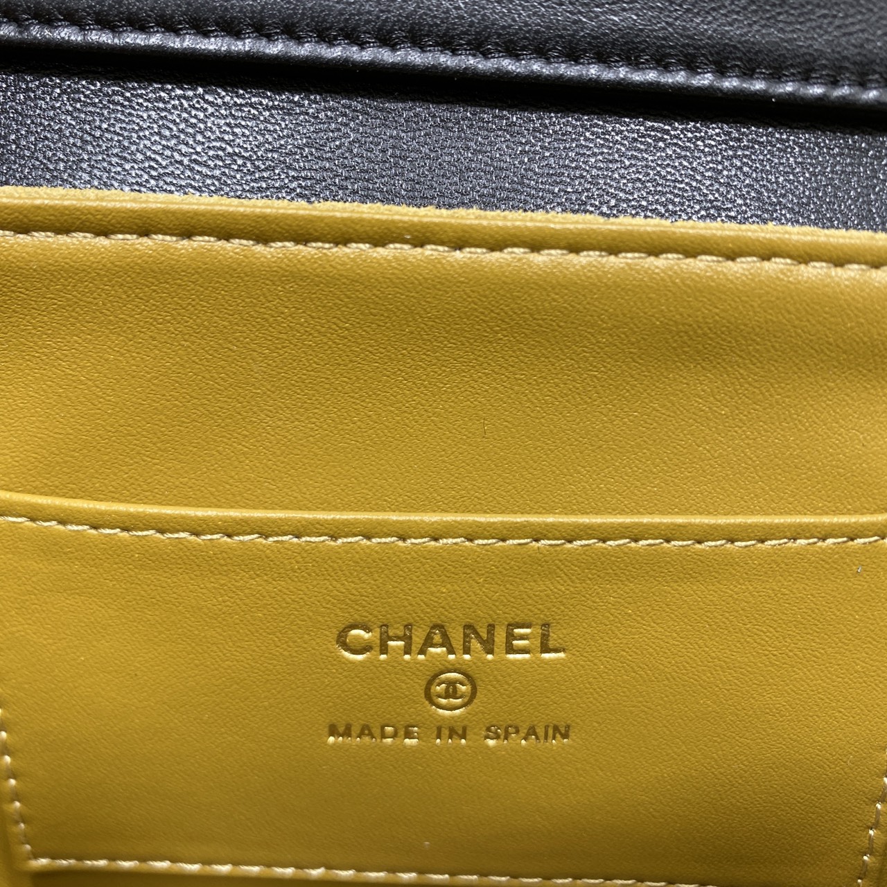 ORI หนังแท้ | Chanel Mini Flap Velvet Leather Bag กระเป๋าสะพาย ดีไซน์ทูโทนสุดไอคอนิก ฝาพับหนังตัวกระเป๋ากำมะหยี่โทนสีเบจ ตัดสีกันอย่างลงตัว สวยหรูโดดเด่น