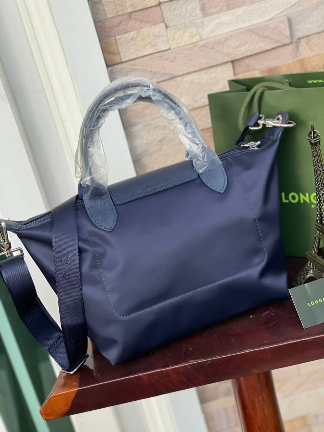 ของแท้ 💯% Longchamp LE PLIAGE NÉO TOP HANDLE BAG (small size) อีกหนึ่งรุ่นยอดนิยม ที่สาวๆ ต้องมีไว้เก็บไว้สักใบ กระเป๋าโท้ทใบนี้ มาพร้อมกับสีที่มีสไตล์เรียบง่าย