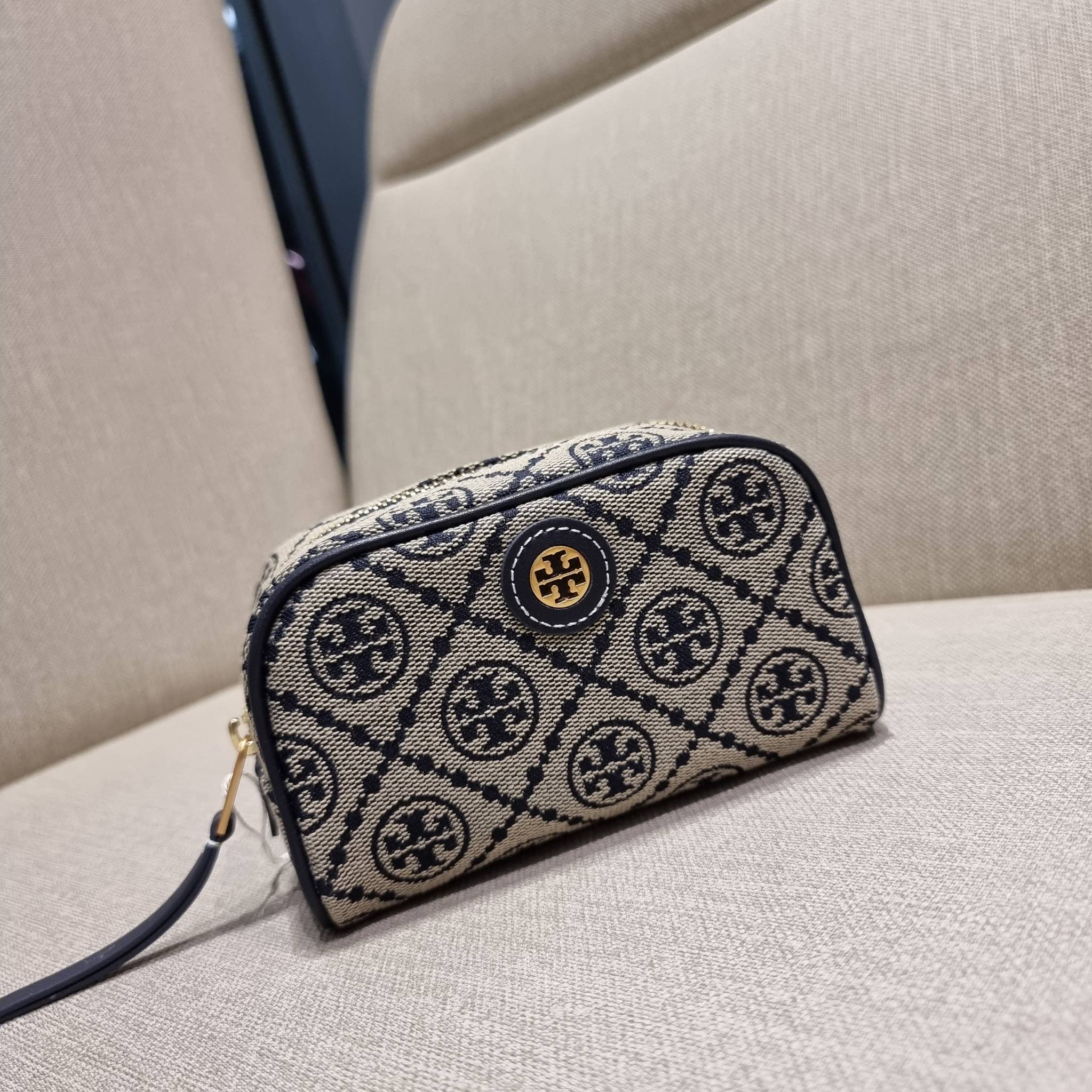 TORY BURCH T MONOGRAM JACQUARD MINI COSMETIC CASE ใหม่ล่าสุด กับกระเป๋าเอนกประสงค์ ที่ไม่ว่าจะไว้ใส่เครื่องสำอางค์ หรือจะไว้พกจำเป็นเช่น เงิน หรือกุญแจต่างๆ น้องใบนี้จัดให้ได้หมด สวยหรู ขนาดเหมาะมือ ถือแล้วขับผิว วัสดุผ้า jacquard รูดเปิด-ปิดด้วยซิป ภายใน