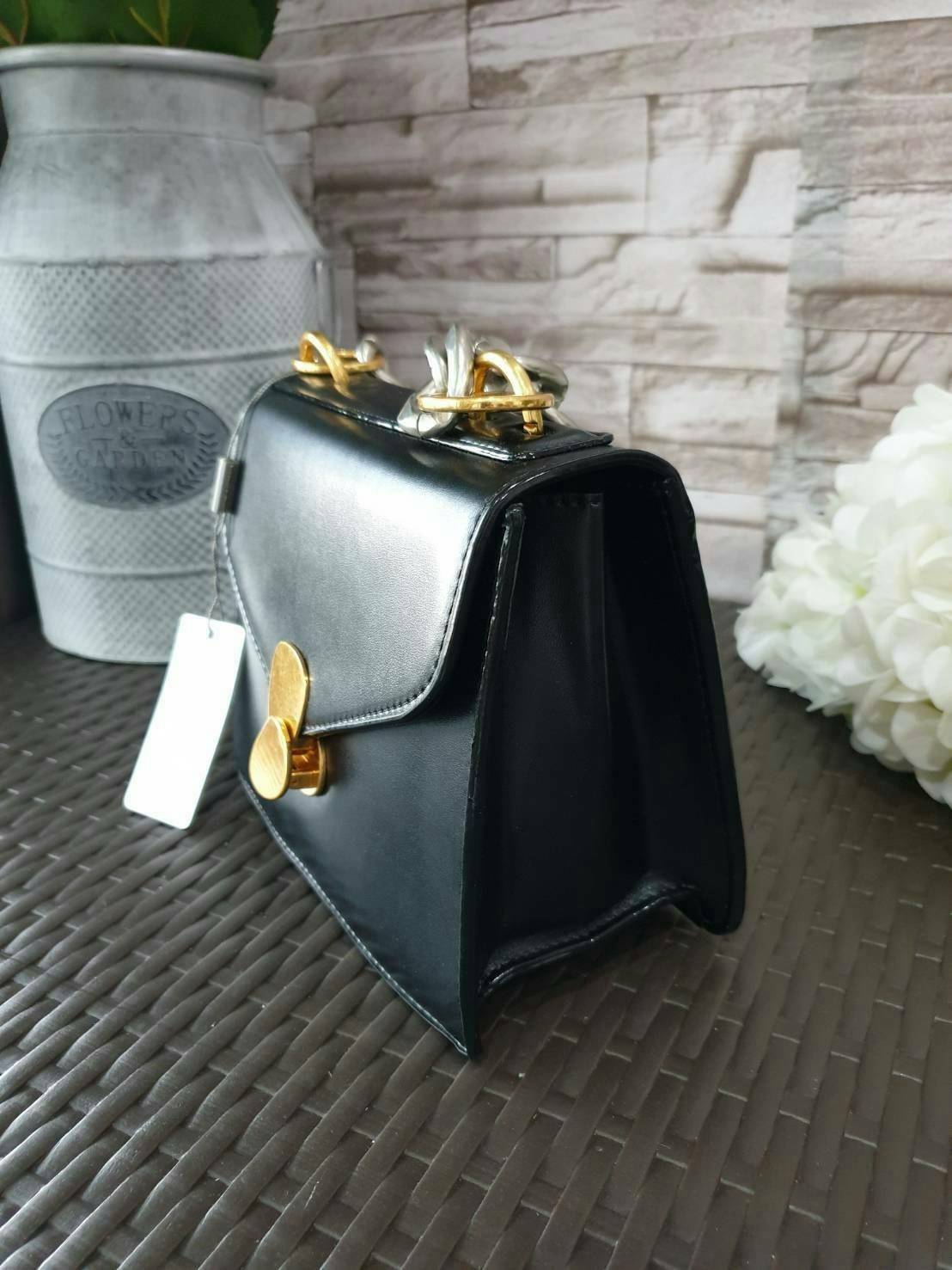 กระเป๋าทรงสวย ดีไซน์ทันสมัย วัสดุหนังโพเลเตอร์ + กำมะหยี่ตกแต่งด้านหน้า ออกแบบปิด-เปิดด้วยตัวล็อคแบบกด สีเงิน และ สีทอง ดูเก๋ ภายในเป็นช่องโล่ง มีช่องซิป 1 ช่อง และช่องใส่ของจุกจิก 1 ช่อง ด้านหลังติดโลโก้แบรนด์ มาพร้อมสายสะพายยาว สายสวยเก๋ ดูดีมากๆ สายถอด