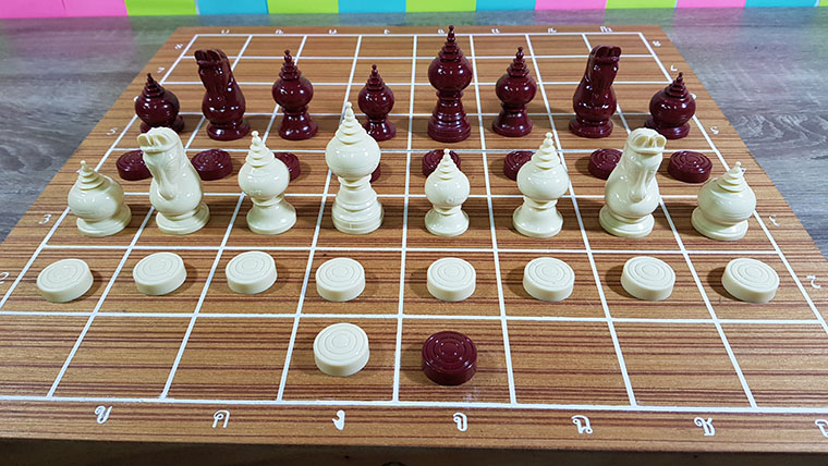 ชุดหมากรุกไทยตัวหมากปตท.(PTT)พร้อมกระดานไม้พับขนาด44x45 cm.