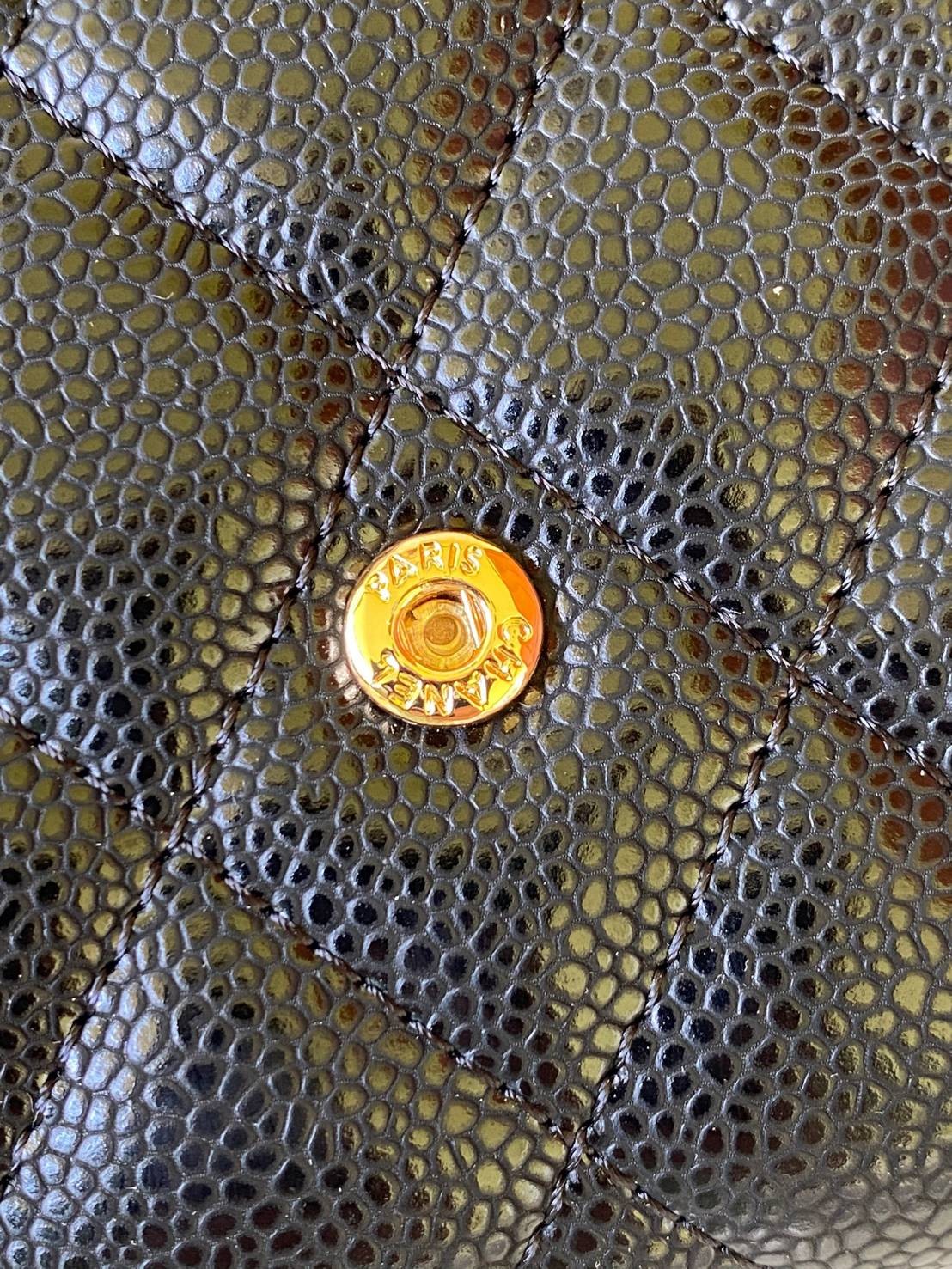 หนังแท้ CHANEL WALLET WITCH CHAIN พร้อมส่งที่ไทย ภาพสินค้าถ่ายจากงานขายจริง ใช้งานต่างประเทศได้ รุ่นยอดนิยมไอเท็มฮิตวัสดุหนังคาเวียร์สวยคลาสสิคเปิดปิดด้วยฝาปิดกระดุมด้านหน้ามีโลโก้แบรนด์อะไหล่สวยหรูดูดีมาพร้อมสายโซ่อะไหล่เงินและทอง ร้อยหนังจะสะพายไหล่ หรื