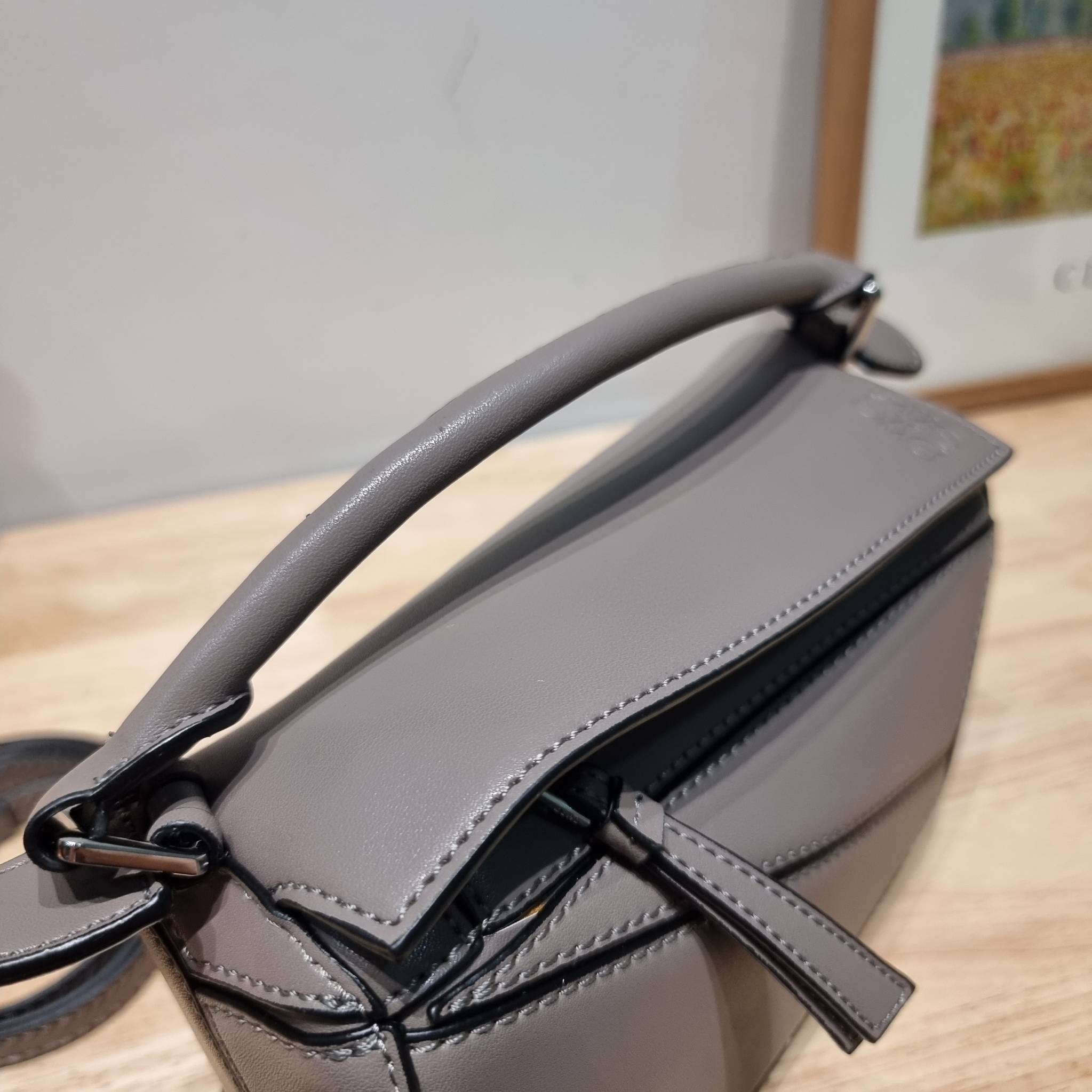 LOEWE MINI PUZZLE BAG IN CLASSIC สุดยอดแบรนด์ที่ดีไซน์เป็นเอกลักษณ์ โดดเด่น สวยหรู กับกระเป๋าสะพายข้างทรงกล่อง ไซส์มินิ สไตล์พัซเซิล ให้ฟีลลิ่งเหมือนตัวต่อคละสี ดูดีได้ทุกที่แค่มีใบนี้