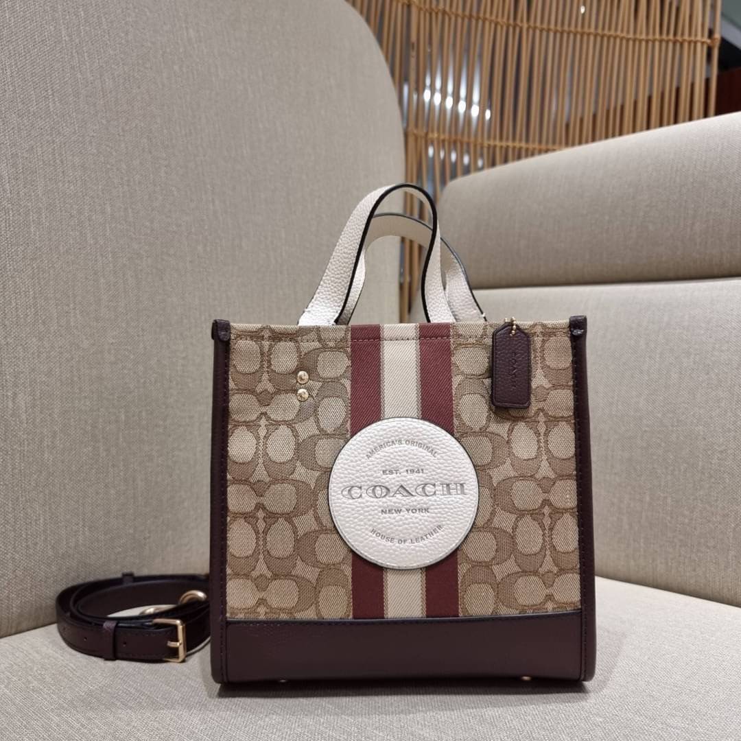 COACH C8406 DEMPSEY TOTE 22 IN SIGNATURE JACQUARD WITH STRIPE AND COACH PATCH คอลเลคชั่นใหม่ พร้อมส่งสีใหม่สุดปัง สวยคม ละมุนและมีความหรูในตัว กับกระเป๋าทรงโท้ท ไซส์กำลังสวย น่ารักน่าใช้ ฟังก์ชั่นการใช้งานสะดวกที่สุด มีทั้งสายคล้องในตัว และสายครอสบอดี้ วั