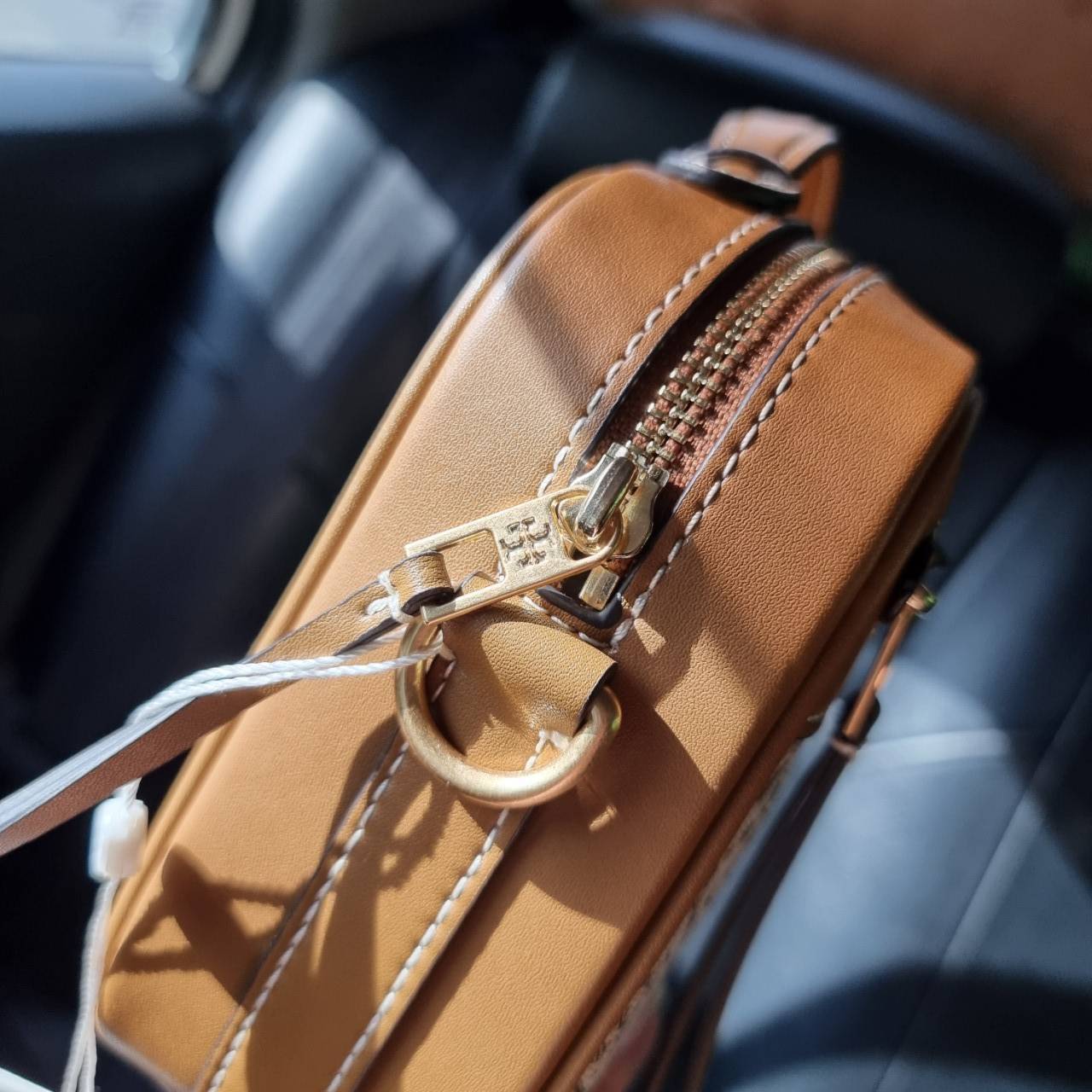 TORY BURCH T MONOGRAM JACQUARD CAMERA BAG ใหม่ล่าสุด ยังไม่เข้าช็อปไทยน้า จัดมาให้สวยเลิศก่อนใคร!! สี hazel ใหม่ หรู ผู้ดีมากๆ กระเป๋าสะพายข้างทรงกล่อง ใช้งานง่าย วัสดุ jacquard woven สลับหนังแท้ มีซิปเปิดปิดด้านหน้า และช่องหลัก ดีไซน์ออกมาให้ดูคลาสสิควิน