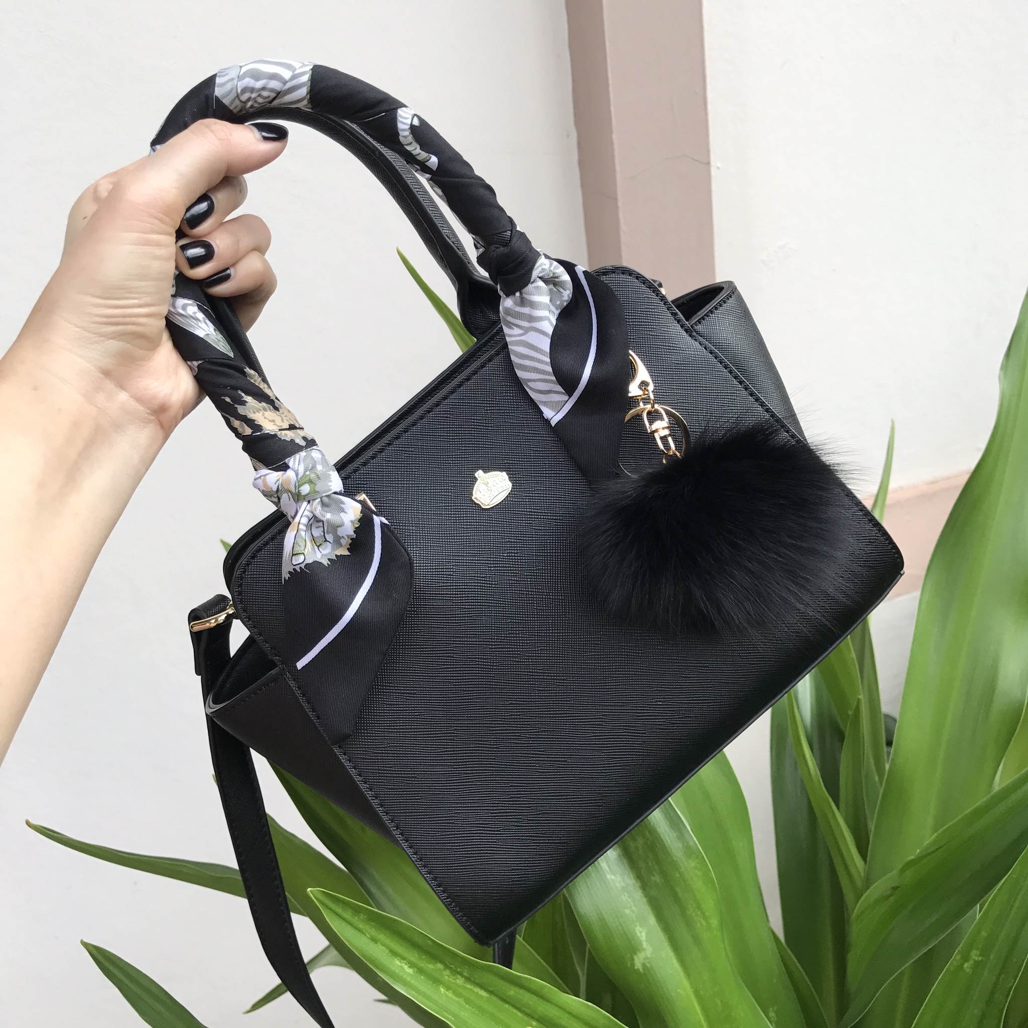 รุ่นขายดีตลอดกาล กระเป๋าหนัง saffiano สวยมากๆค่า รุ่น KEEP Infinite office bag สวย น่ารัก ขนาดตอบทุกโจทย์การใช้งาน เห็นแล้ว **หลงรักเลยคะ 🌲ตัวกระเป๋าขนาดกำลังดีหนังsaffiano ลายสวยที่สำคัญ ดูแลรักษาง่าย ประดับด้วยผ้าพันหูกระเป๋ารุ่นพิเศษ ทำให้กระเป