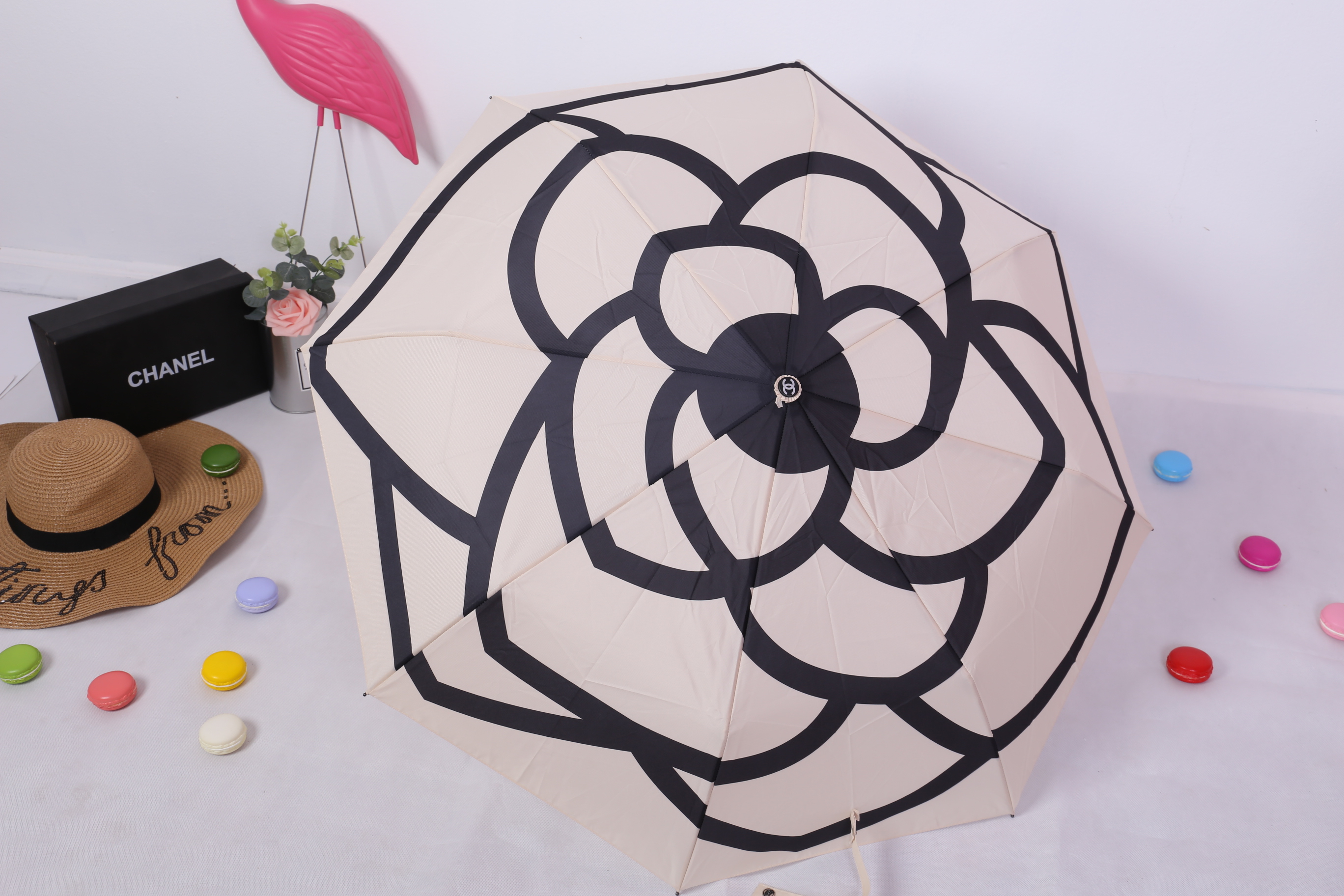 Chanel Umbrella VIP Gift- Black and Beige Camellia With Gift Box Vip Gift Chanel ของแท้ 100% ร่มพับระบบออโต้พรีเมี่ยมจาก Chanel Cosmetic Counter สำหรับกันฝนกันแดด ปกป้องทั้งแดดและฝนพกพาสะดวก ใช้งานง่ายด้วยปุ่มกดออโต้ มาพร้อมปลอกร่ม ภาพถ่ายจากสินค้าจริง สว