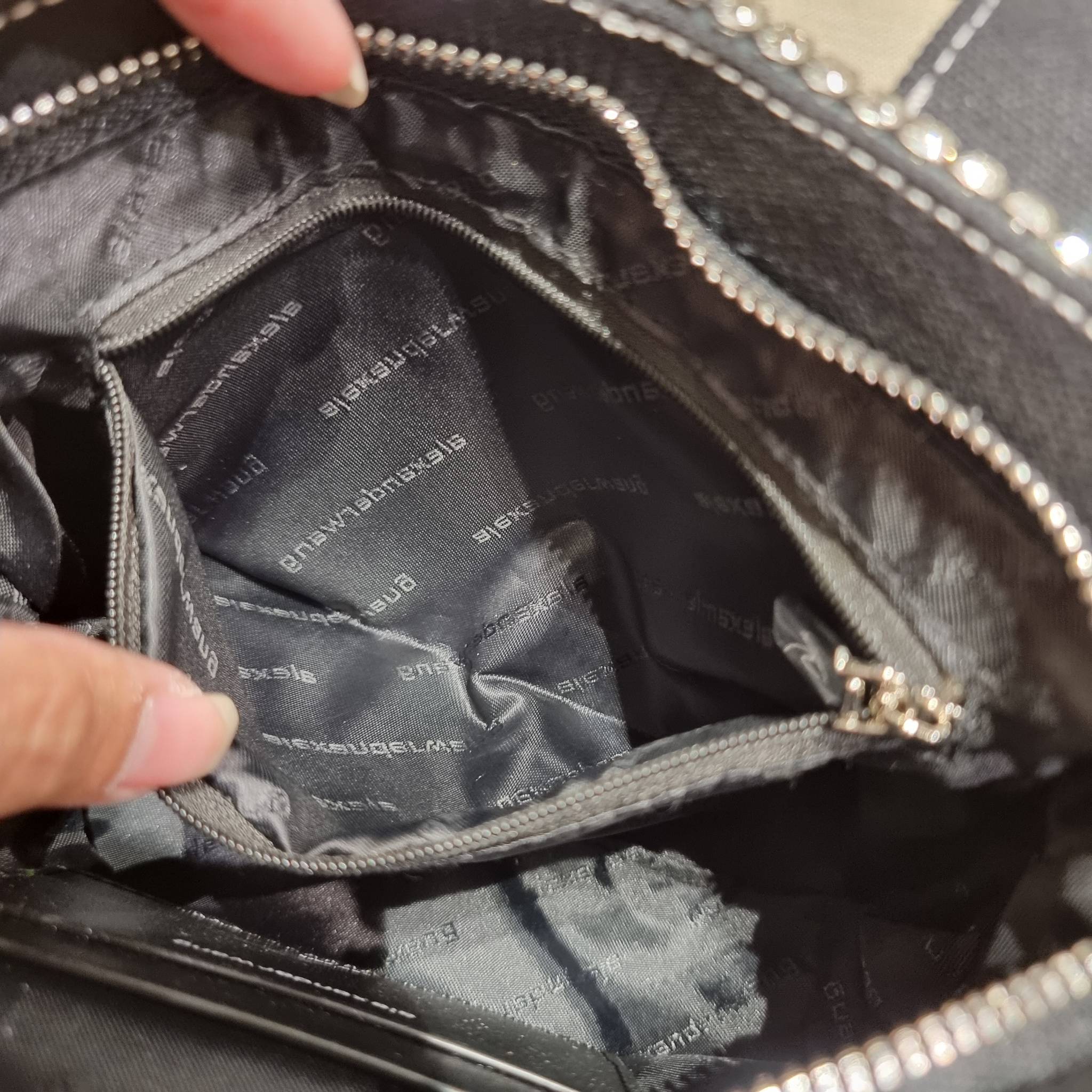 ALEXANDER WANG HANDBAG MINI TOTE WITH RHINESTONE กระเป๋าทรงมินิโท้ท น่ารักน่าเอ็นดู น่าใช้เหลือเกิน!! ด้วยความโดดเด่นเด่นของการตกแต่งพลอยเทียม ให้ดีเทลหรู ตัดสลับด้วยผ้าแคนวาส เพิ่มความทนทาน ลงตัวมากๆ และยังใช้งานง่ายด้วยหูจับในตัว เปิด-ปิดด้วยซิป ภายในเป