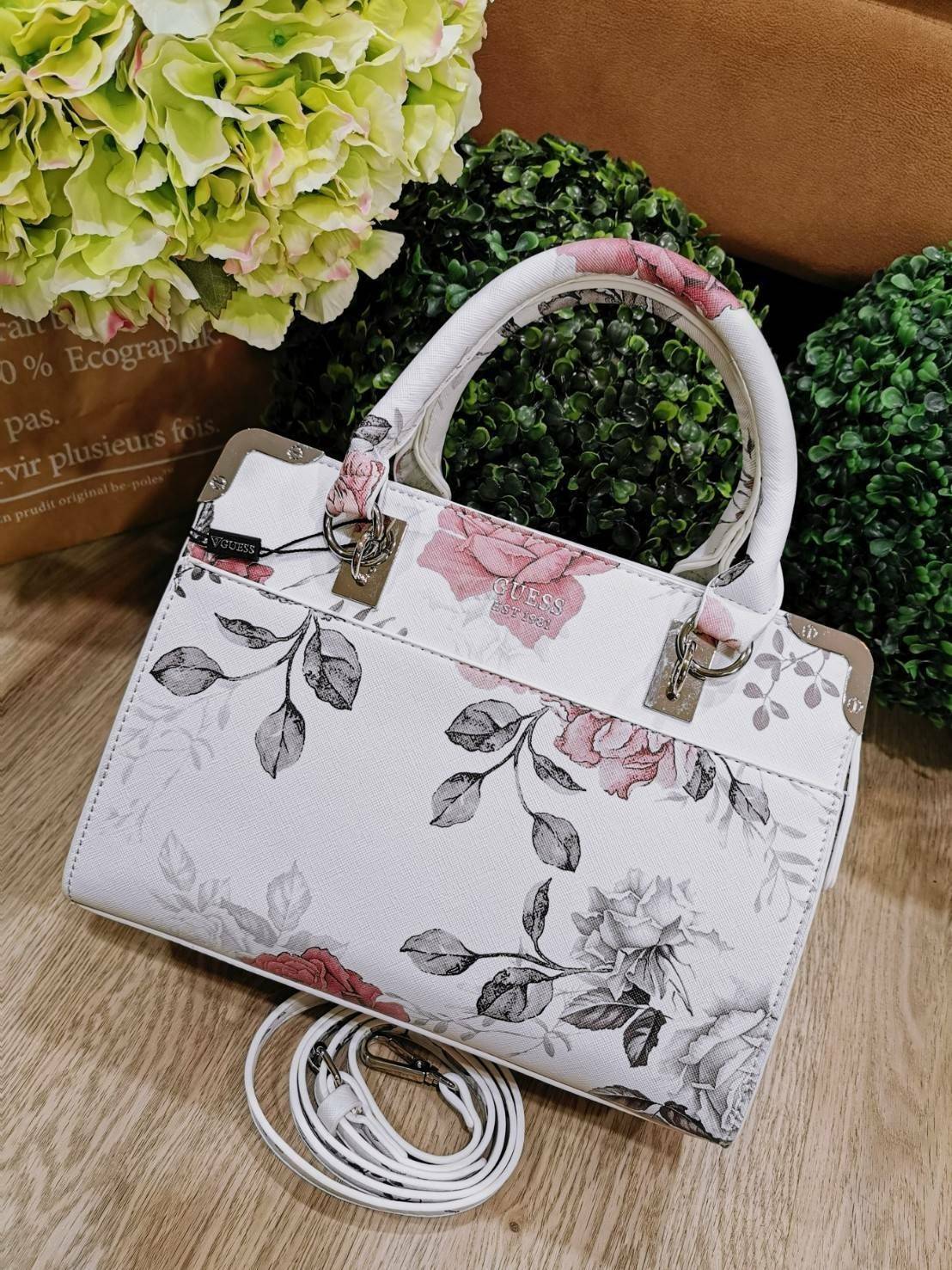 GUESS WOMAN CROSS BODY BAG กระเป๋าถือ/สะพายรุ่นใหม่ล่าสุดจาก GUESS FACTORY หนังสวยอยู่ทรงแข็งไม่ย้วย ขนาดกำลังดี น้ำหนักเบาด้านหน้าประดับโลโก้แบร์นพร้อมอะไหล่เงินที่หูหิ้วและมุมขอบกระเป๋าเพิ่มดีเทลเก๋ หูจับเเข็งแรงพับลงได้ เปิดปิดด้วยซิปสะดวกใช้ ภายในมีโล