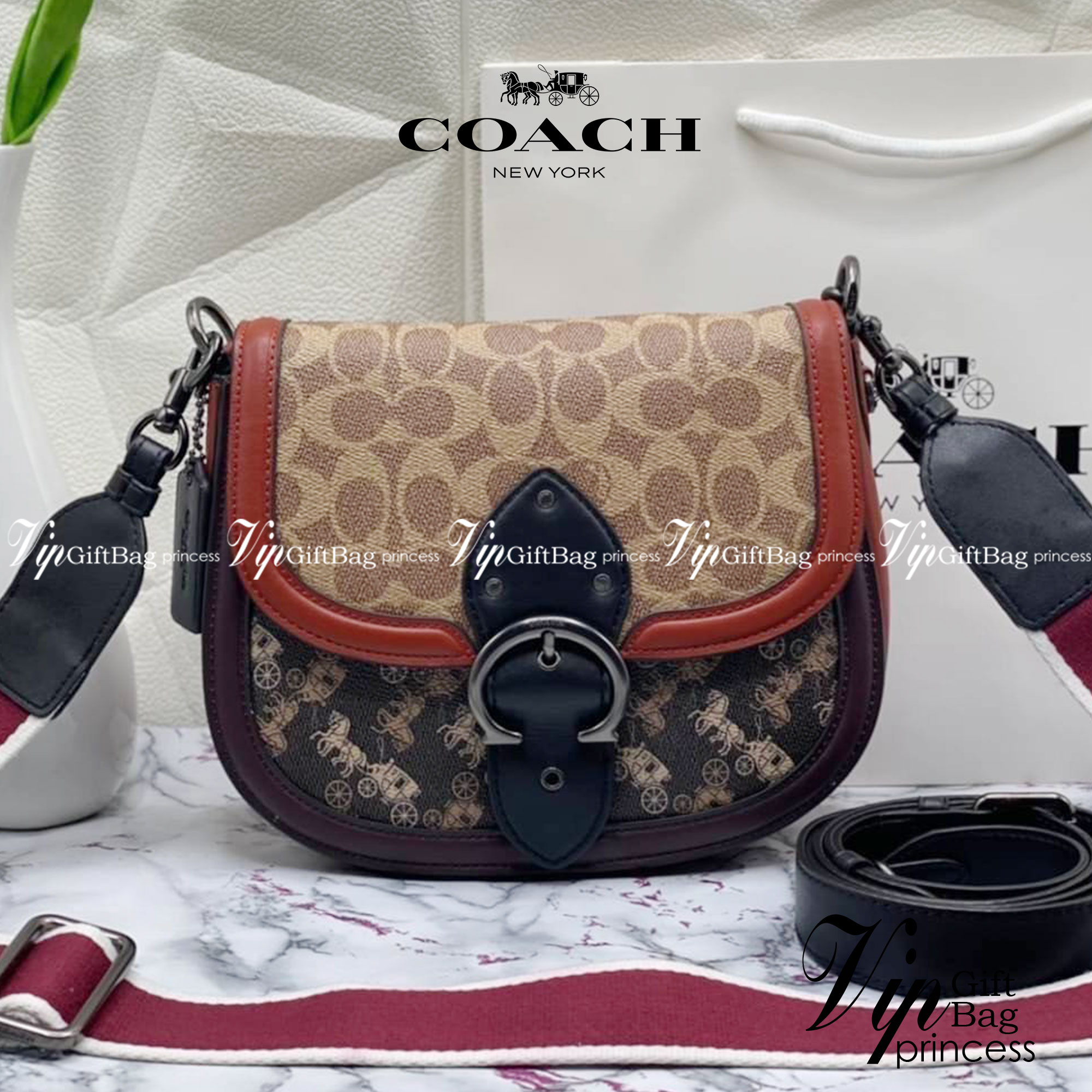 COACH BEAT SADDLE BAG WITH HORSE AND CARRIAGE C0745 ฮอตไฟลุก! สีหายาก ละมุนคุณหนู คอลเลคชั่นใหม่ ดีไซน์หรูหรา พิเศษมากๆมาพร้อมสายสะพาย 2 เส้น ใช้คู่กันหรือแยกสะพายก็สวยครบสูตร กระเป๋าสะพายทรง saddle คลาสสิค เปิด-ปิดด้วยกระดุมแน่นหนา ภายในเป็นช่องโล่ง ใส่ข