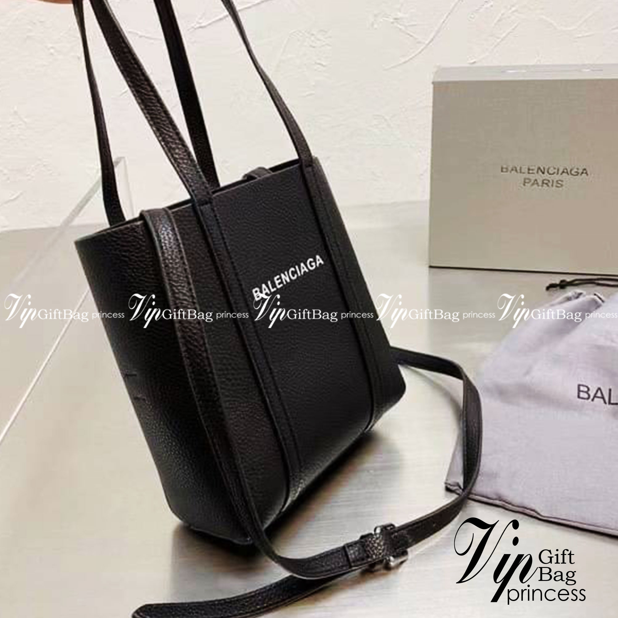 BALENCIAGA Everyday Tote Bag กระเป๋าโท้ทมินิไซส์ สาวๆอย่างเราถูกใจ ขนาดกะทัดรัด สีดำคลาสสิค ใช้ได้ในทุกโอกาส สะพายไปเรียน ไปทำงาน เหมาะทุกลุค วัสดุหนังคุณภาพดี สาวๆต้องไม่พลาดเลยน้า