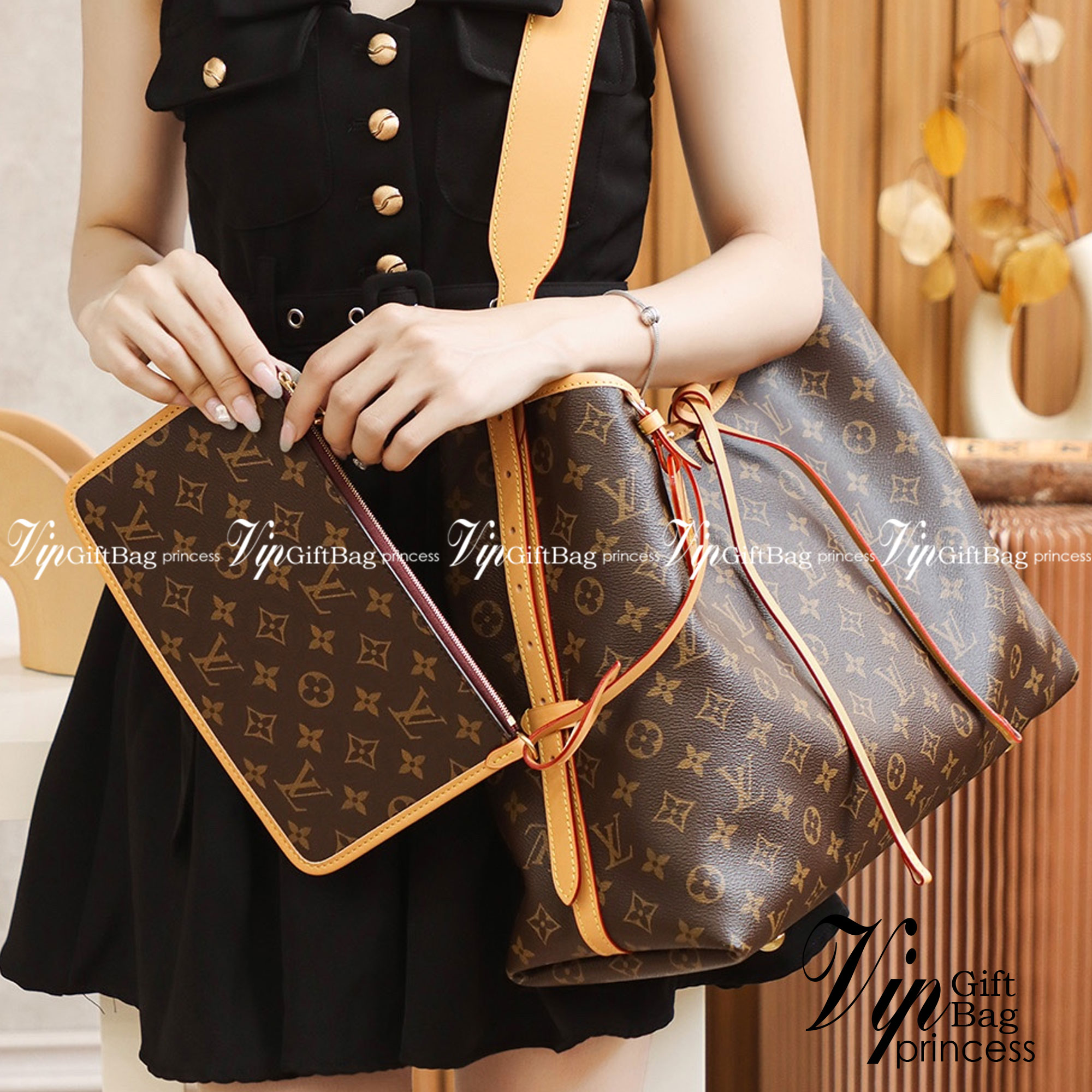 LV CARRYALL Monogram Canvas 12" / LV Shopping Bag รุ่นใหม่ล่าสุด กระเป๋าสะพายทรงหรูหรามีสไตล์ สวยปังมั้ยไหว ใบจริงสวยมากกกก ได้สวยก่อนใคร วัสดุหนังแคนวาสเคลือบลาย สวย คลาสสิค ภายในเป็นช่องโล่ง จุของได้เยอะ สาวๆใช้ใบนี้ สะพายไปไหนก็เข้ากัน ถ่ายรูปสวยๆ