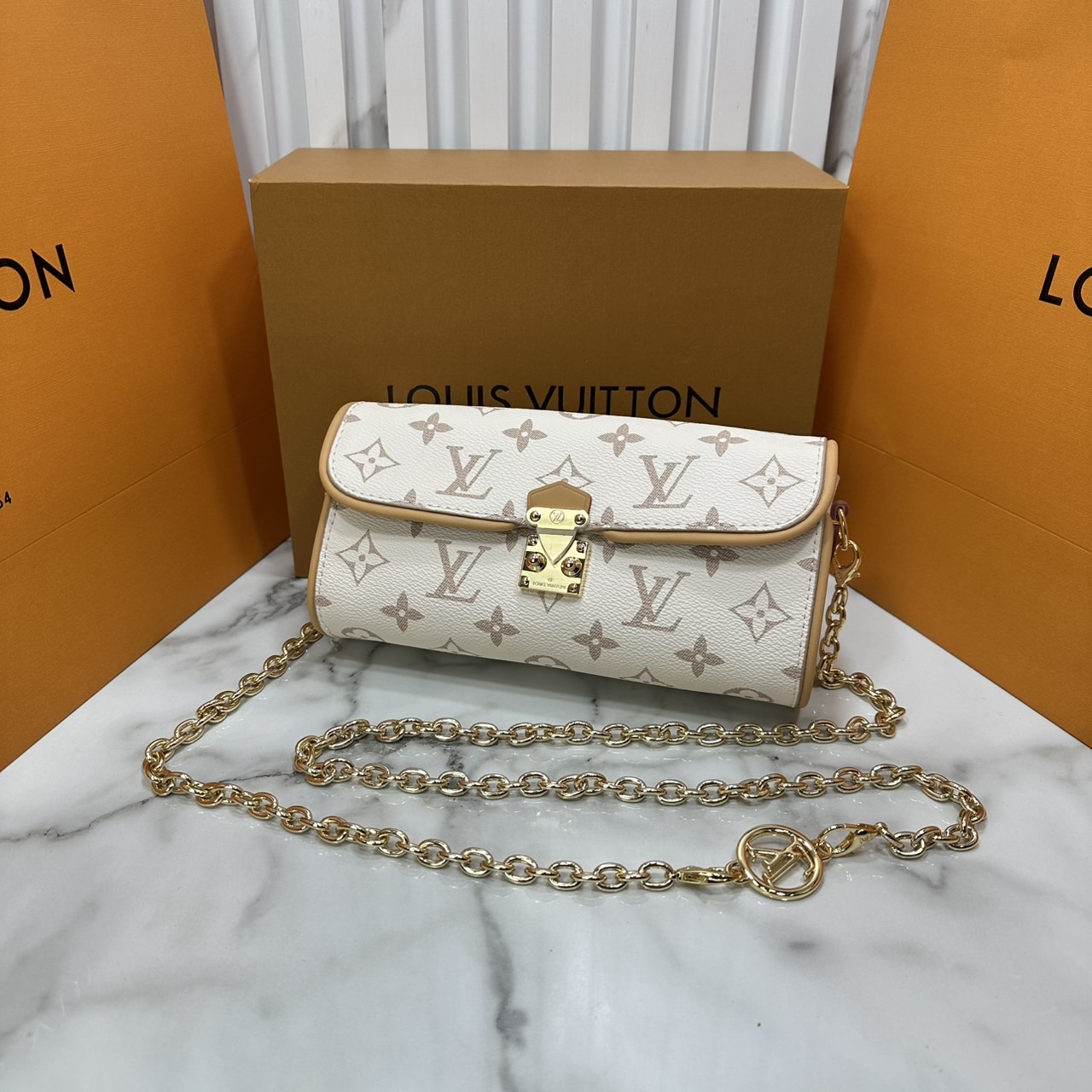 ORI หนังแท้ | LV Pochette Camille bag Monogram Dune Canvas กระเป๋าสะพายทรงพอส สายโซ่สีทองสวยงามหรูหรา ตกแต่งตัวล็อกแบบ S lock สีทองเข้ากันลงตัวกับสายโซ่ถอดได้