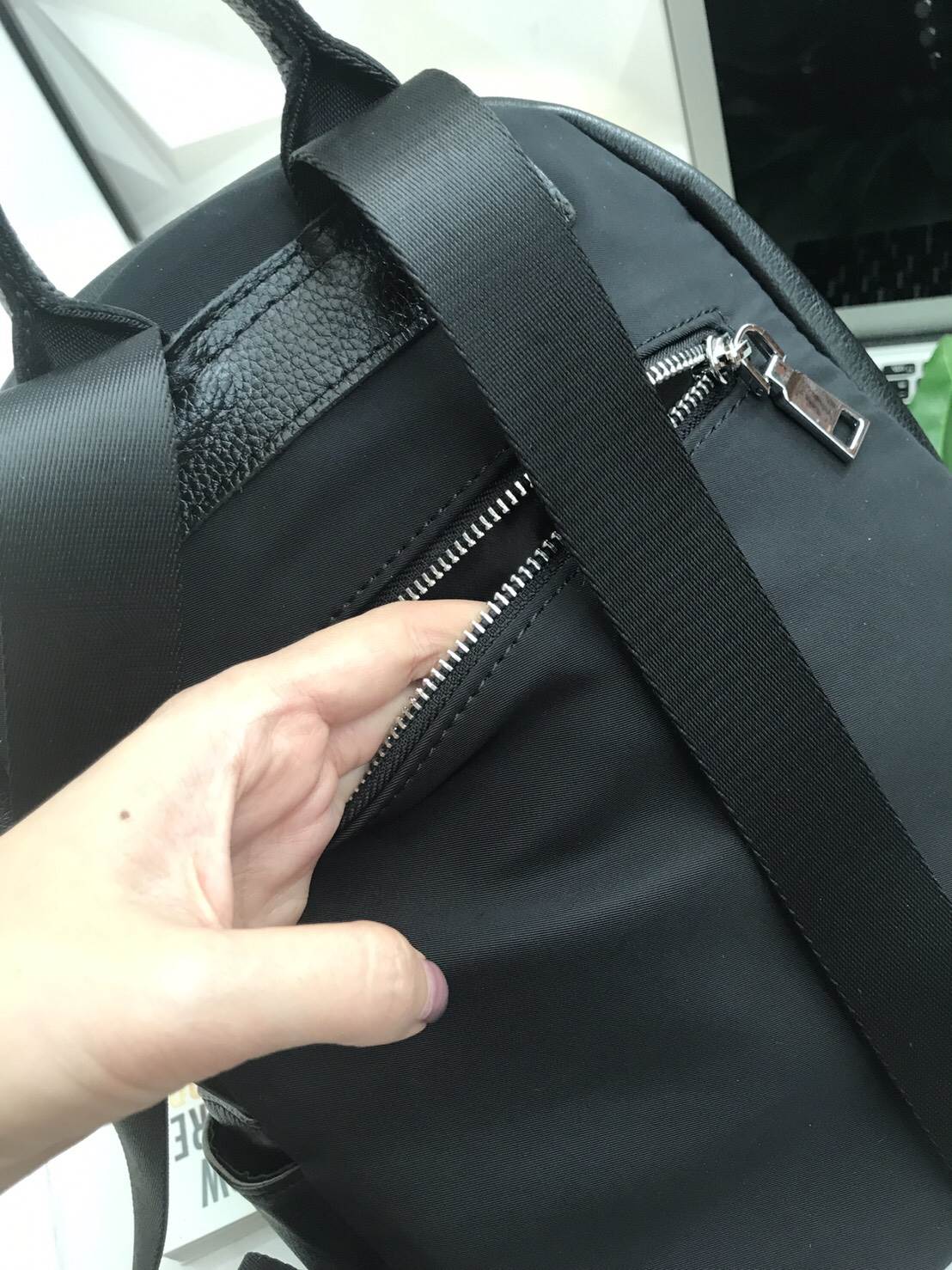 KEEP รุ่น Leather classic backpack >กระเป๋า หนังเนื้อดี นิ่มมาก ลายหนังชัด ทนทานคะ >น้ำหนักเบา ดีไซด์ ทันสมัย เข้าได้กับทุกชุด >สายสะพายเป็นหนังอย่างดี ด้านหน้าและด้านข้างประดับหมุด ด้านข้างมีช่องไว้ใส่ของได้ >ภายในตัวกระเป๋ามีช่องเก็บของจุกจิ