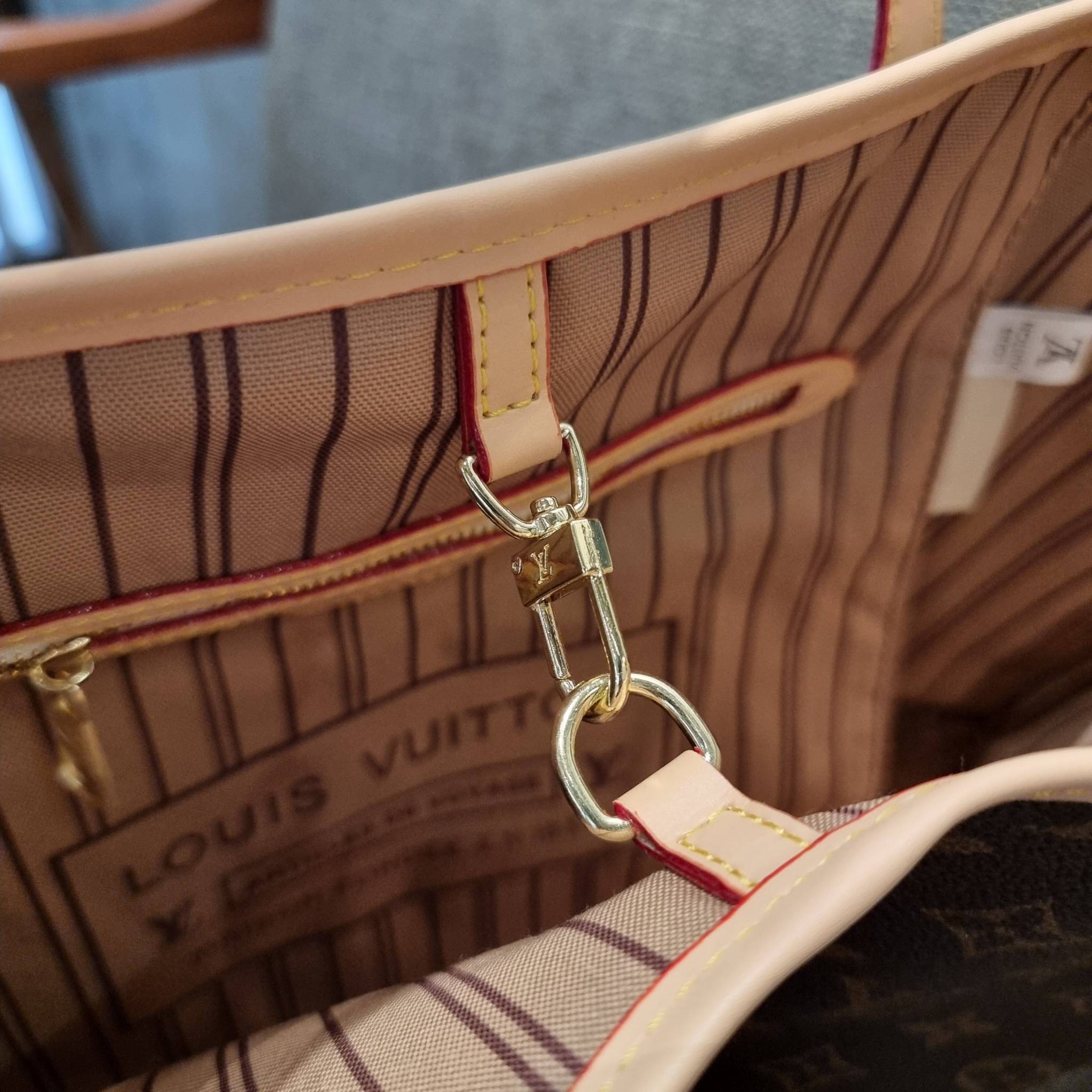 LV 2IN1 TOTE SET กระเป๋าสะพายไหล่ใบใหญ่ทรง tote มาพร้อมใบลูก คลาสสิคที่สุด เป็รอีกรุ่นที่มีคนใช้กันทั่วบ้านทั่วเมือง ฮิตแบบไม่ต้องพูดเยอะ วัสดุหนังแคนวาสปั๊มลายเต็มใบ ปากกระเป๋ามีหูเกี่ยว ด้านข้างมีหนังรูดเก็บทรงได้ ภายในโล่งกว้างมากๆ มีช่องซิปแยกให้ ใบเล