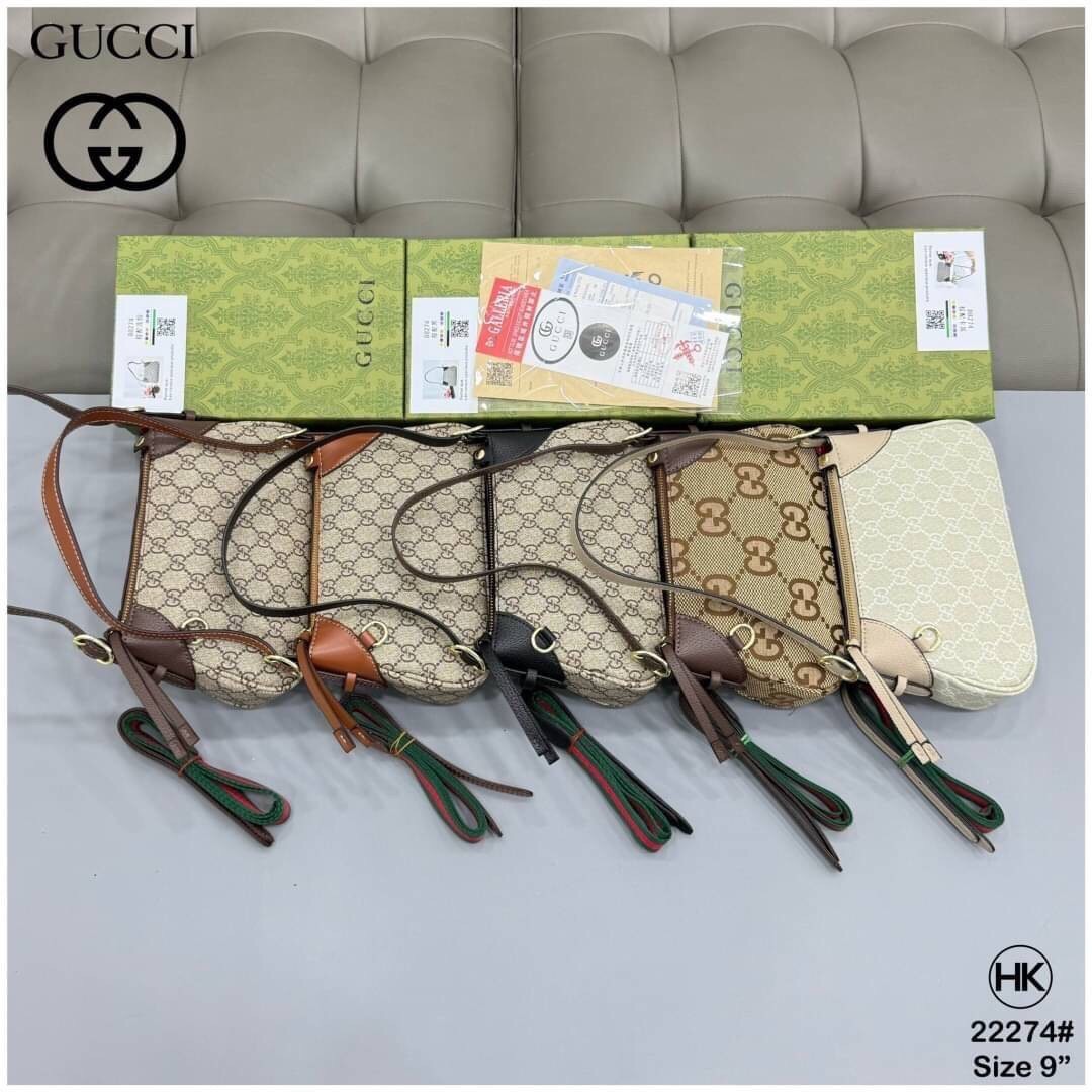 GUCCI GG Emblem small shoulder bag กระเป๋าสะพายคอลใหม่ทรงพอช ได้รับแรงบันดาลใจจากโลกแห่งการขี่ม้าดีไซน์คลาสสิคคงความเอกลักษณ์ สะพายไหล่ได้อย่างสง่างาม ขนาดน่าใช้มากๆ