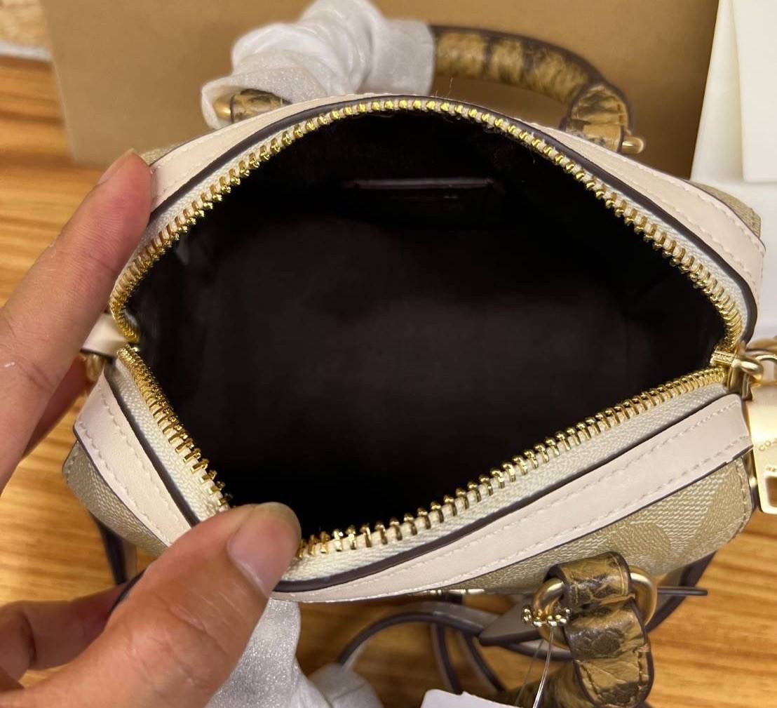 จิ๋วแต่แจ๋วไปเลยค่าา😘 COACH MICRO ROWAN CROSSBODY ((2300)) MINI พร้อมส่ง! บอกเลยสาวๆห้ามพลาด ใบจริงสวยมากๆค่ะ! กระเป๋าขนาดมินิๆ หนังCanvas ผสมหนังบายหูตรงหูหิ้วได้ลงตัวสวยวามมากๆเลยค่ะ//ด้านหน้ามีช่องซิปเล็กใส่เหรียญ เปิดปิดช่องหลักแบบซิป ภายในใส่