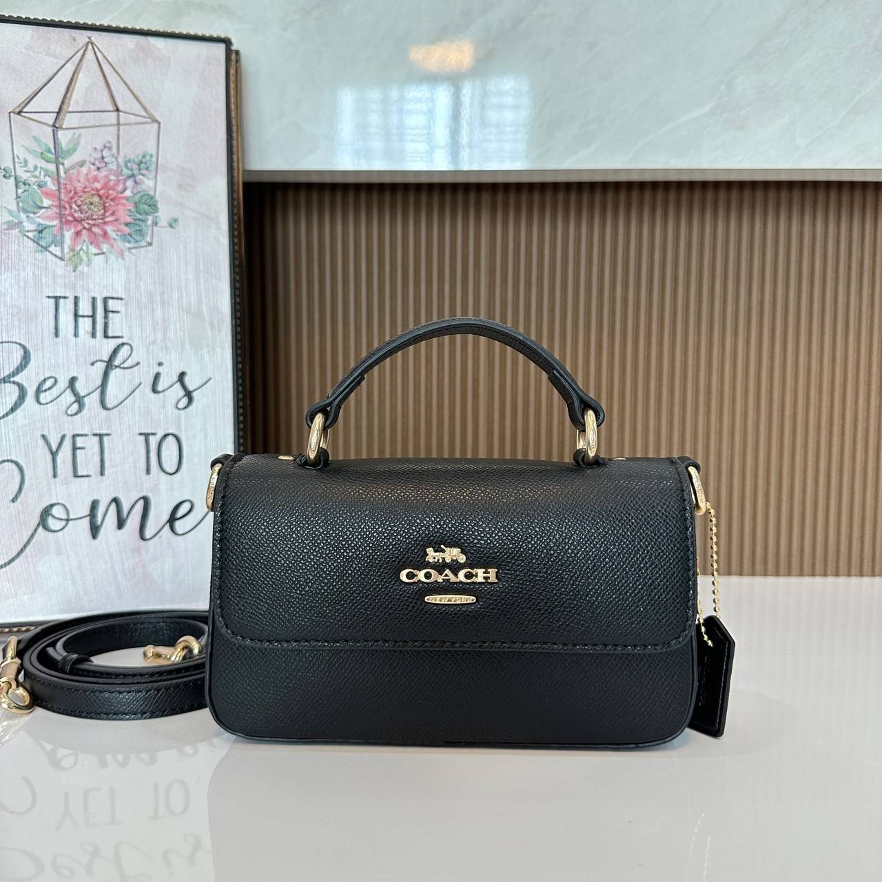 Coach Mini Josie Top Handle Crossbody In Blocked Signature Canvas (cc340) ใหม่ล่าสุด กระเป๋าสะพายหรือถือใบเล็กกระทัดรัด วัสดุหนังตัดขอบหนังแท้ ภายในช่องโล่งกว้างสามารถใส่โทรศัพท์ iPhonePro max ได้ มีช่องใส่บัตรเครดิต 2 ช่อง เปิดปิดด้วนกระดุมแป๊ก ซับในผ้า 