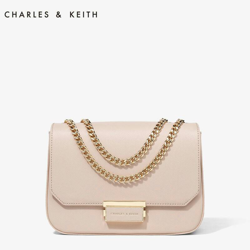CHARLES & KEITH PUSH-LOCK CHAIN SLING BAG Best seller กระเป๋าอยู่ทรงสวย วัสดุลายคาร์เวียร์หนังสวยใช้ เปิดปิดด้วยตัวล็อค ด้านในมีช่องซิป 1 ช่อง จะสะพาย แบบสายโซ่คู่/เดี่ยวก็สวยน่ารักค่ะ