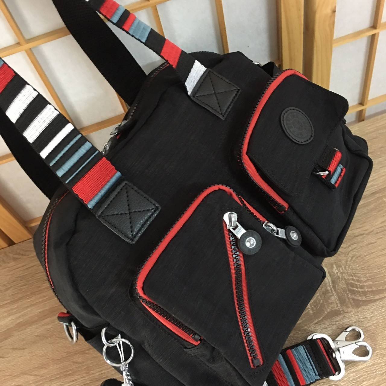 Kipling K13636 Defea Handbag ใช้สำหรับถือ/สะพายข้างได้ค่ะ สายถอดออกได้ ด้านหน้ามี 2 ช่องซิปและยังช่องซิปเชียงและช่องอื่นอีก ด้านหลังมีอีก 1 ช่องซิปยาวค่ะ ปากกระเป๋าหลักด้านบนปิด 2 ซิป ก้นมีฟองน้ำกันกระแทก มีช่องซิปอีก 1 ช่อง ช่องเล็กอีกตามรูป ใช้ได้ทุกโอก