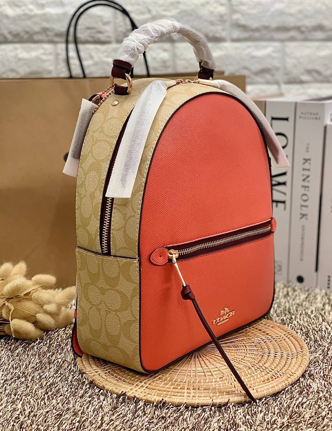 สวยจริงไรจริง วางไม่ลงเลยจ้าา😘 COACH JORDYN BACKPACK IN COLORBLOCK SIGNATURE ((C4082)) รุ่นที่สาวๆตามหา พร้อมสีหายากค่ะ!! กระเป๋าสะพายหลังแบบมีหูหิ้ว หนังแท้ชั้นดี ทรงสวย หรูค่ะ แถมสีตัดกันได้ลงตัวสวยงามมากๆ ด้านหน้ามีช่องซิปใส่ของจุกจิก; เปิดปิดช