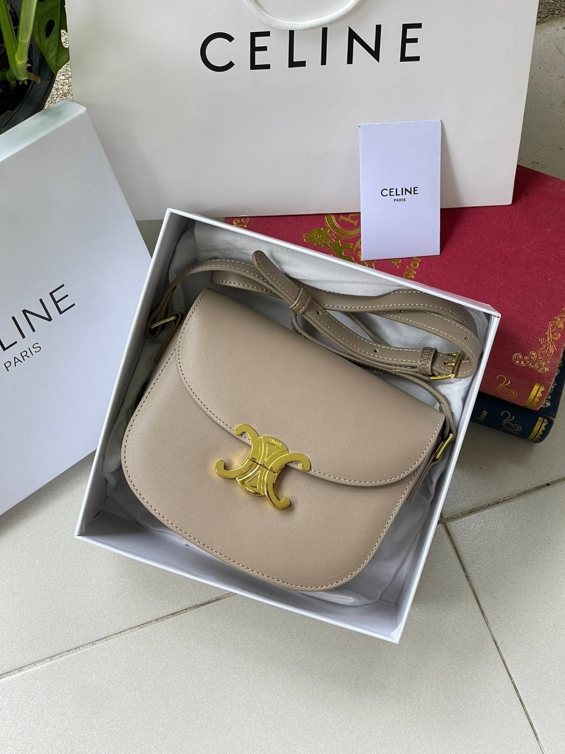 VIP 🥂 CELINE TEEN BESACE TRIOMPHE IN SHINY กระเป๋าสะพายคาดลำตัวรุ่นนี้นับว่าเป็นกระเป๋าอีกหนึ่งรุ่นในซีรีส์ Triomphe ที่ได้รับความนิยมอย่างมาก ด้วยรูปร่างทรงโค้งมนมีความคลาสสิกตามแบบฉบับของ Celine เพิ่มความหรูหราและโดดเด่นด้วยการตกแต่งด้วยโลโก้โลห