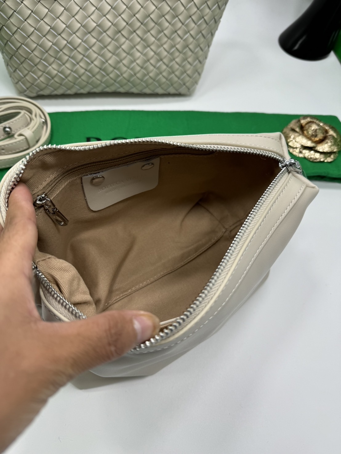 BOTTEGA MINI CABAT LEATHER TOTE BAG กระเป๋าสะพายขนาดมินิ พร้อมใบลูก ดีไซส์สานเป็นเอกลักษณ์ หนัง nappa นิ่มสวยงาม