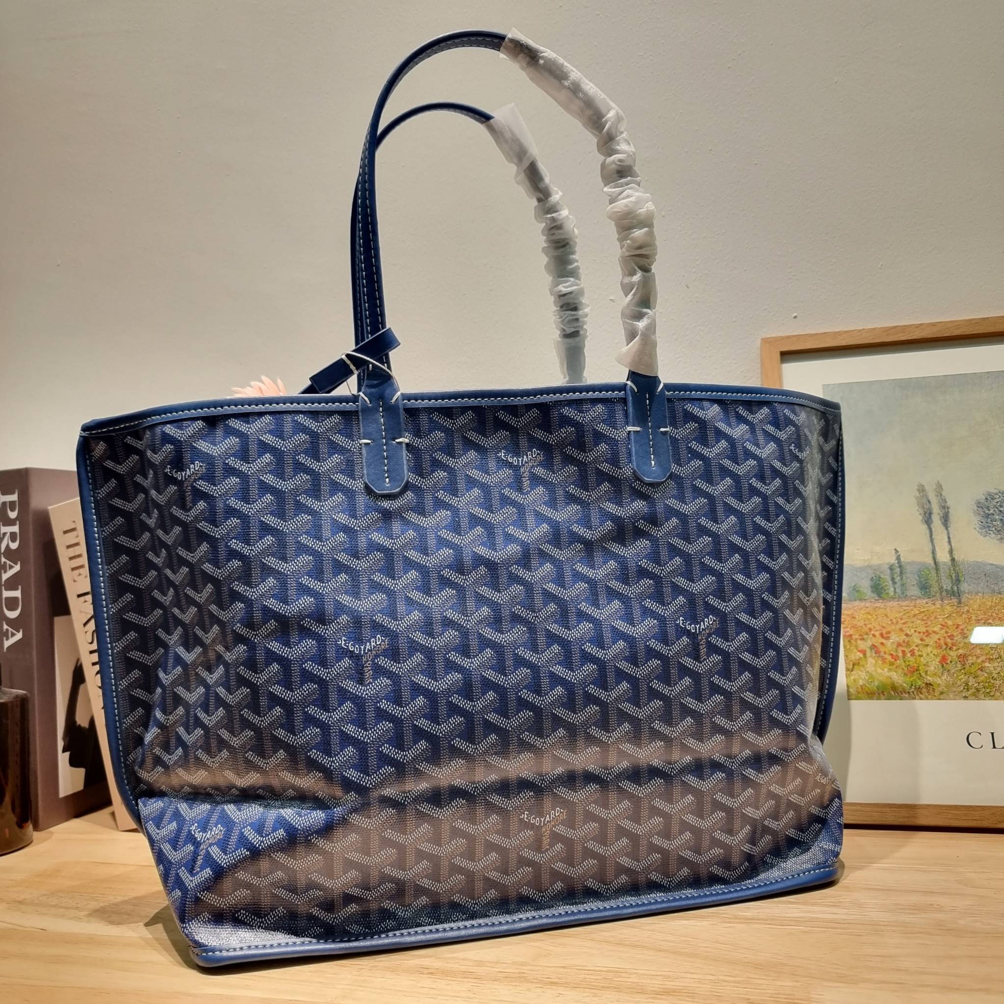 OYARD ANJOU REVERSIBLE TOTE ฮอตไอเท็ม กับกระเป๋าสะพายทรงโท้ท ใบใหญ่จุใจ!! มาครบสีขายดี เลิศทุกสี รูปทรงคลาสสิค ดีไซน์เป็นเอกลักษณ์ ใช้งานได้หลากหลาย สามารถกลับด้านใช้ได้แบบไม่มีเบื่อ วัสดุหนังแคนวาสพิมพ์ลายสวยคม