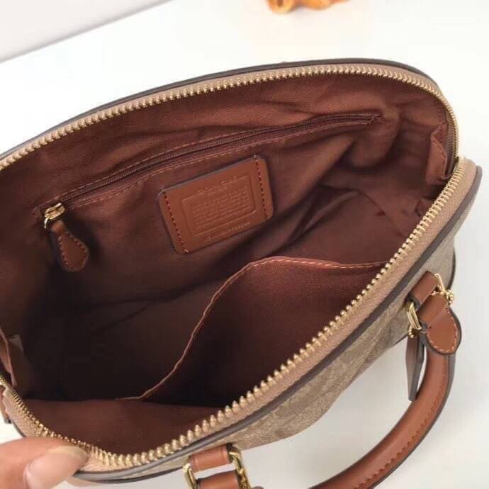 Coach Mini Sierra Signature กระเป๋าถือทรงโดม ภายในกว้างสามารถใส่กระเป๋าเงินเล็ก และมือถือได้ และยังมีช่องซิปเล็ก 1 ช่อง ด้านหลังมีกระเป๋าเล็กเก็บบัตร 1 ช่อง ใครยังไม่มีพลาดไม่ได้แล้วนะคะ