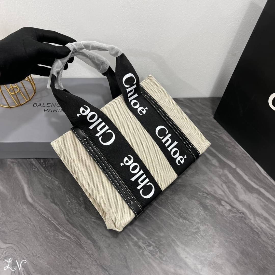 CHLOE Woody tote bag [mini size] 10" กระเป๋าทรงโท้ท จุของได้เยอะมาก แบรนด์ดังจากสัญชาติฝรั่งเศส เป็นที่ชื่นชอบของเซเลบริตี โคลเอ้รุ่นนี้เป็นสไตล์วินเทจ เรียบหรูและดูดี ออกแบบมาเพื่อการใช้งานที่ง่ายแสนง่าย
