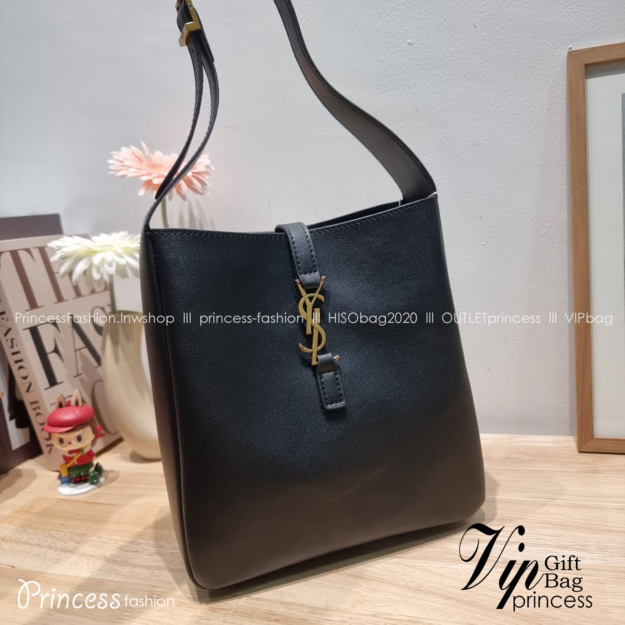 YSL LE 5 À 7 SOFT SMALL IN SMOOTH LEATHER รุ่นยอดฮิต ที่ใครๆก็ต้องมีครอบครอง กับกระเป๋าสะพายทรงโฮโบ ดีไซน์สุดคลาสสิค