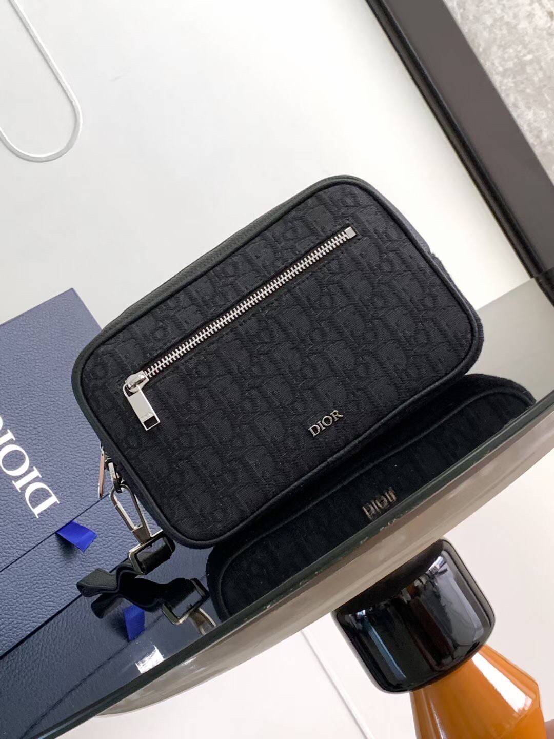 DIOR TOILETRY BAG Oblique Jacquard / Dior Toiletry Handbag พร้อมส่ง กระเป๋าถือมีสายคล้องมือ สวยหรูหราเป็นเอกลักษณ์แบรนด์ **สินค้าเกรดท็อปออริจินอล 1:1 สลับแท้ เกรดดีสุด ใช้งานต่างประเทศได้