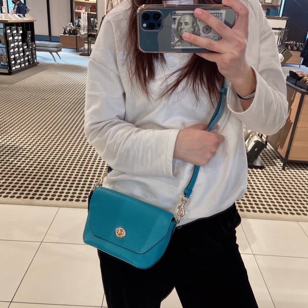 คอลเลคชั่นใหม่ ทั้งสวยทั้งคุณภาพค่ะ😘 COACH KARLEE CROSSBODY BAG 💐พร้อมส่ง ได้ไปไม่ผิดหวังแน่นอนค่ะ! สวยๆแบบคนดังระดับโลกกันค่าา กระเป๋าสะพายแบบครอสบอดี้ร์ หนังแท้นิ่มสวยงามมากๆค่ะ รูปทรงน่ารักกระทัดรัด เปิดปิดกระเป๋าแบบหมุนล็อค ภายในสามารถ