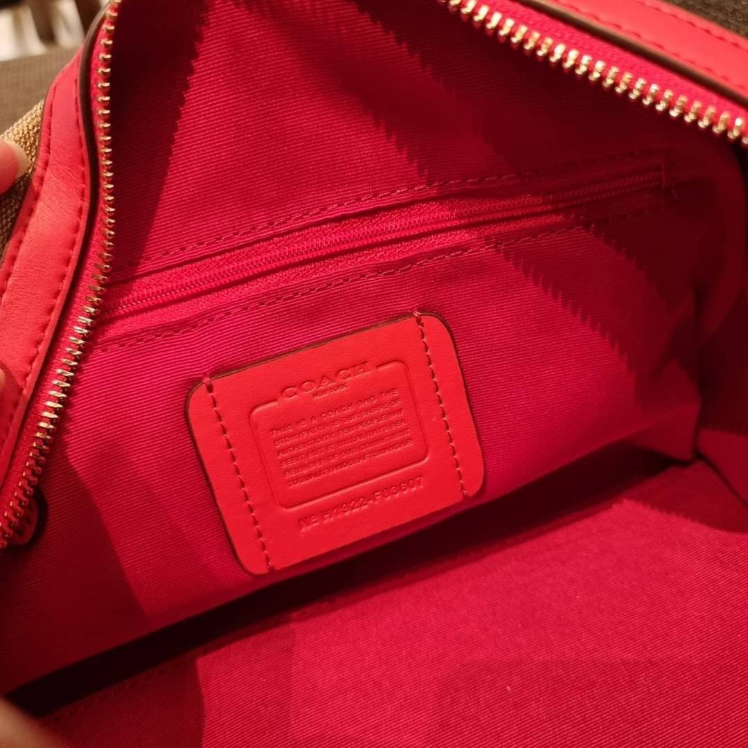 COACH F83607 ROWAN SATCHEL IN SIGNATURE CANVAS กระเป๋าทรงหมอนยอดฮิต คลาสสิคใช้งานได้ไม่มีเบื่อ มาครบสีขายดี ด้วยรูปทรงสวยงาม และใช้งานได้อย่างกระฉับกระเฉง วัสดุหนังแคนวาสเคลือบลาย ทนทาน ภายในโล่งกว้าง มีช่องซิปและแบ่งสัดส่วนได้ลงตัว บอกเลยว่าสาวๆพลาดไม่ได