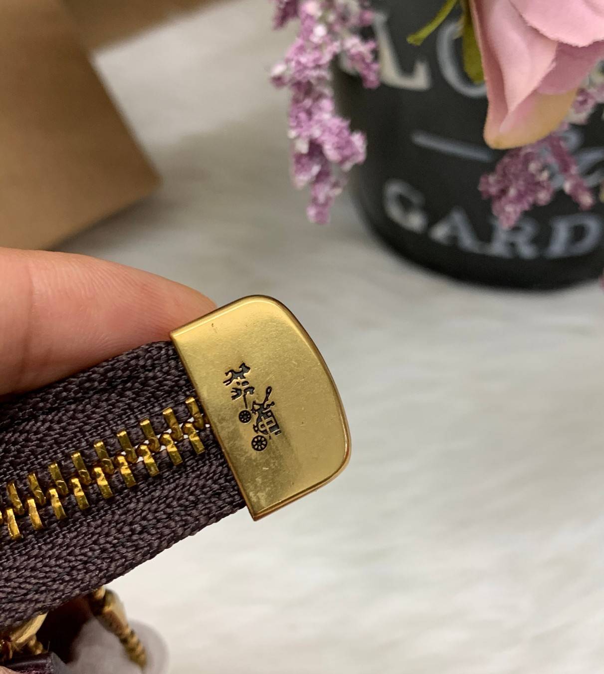 COACH Noa Pop-Up Messenger In Colorblock Signature Bag ((73316//37458//31864)) 💋ได้ไปสุดคุ้ม ไม่ผิดหวังแน่นอนจ้าา!! กระเป๋าแบบคลัท//สะพายข้างได้//ครอสบอดี้ร์ได้ วัสดุหนังแท้ หนังนิ่มสวยค่ะ ช่องหลักเปิดปิดแบบซิป ภายในกว้าง ใส่มือถือได้ทุกรุ่น;กระเป