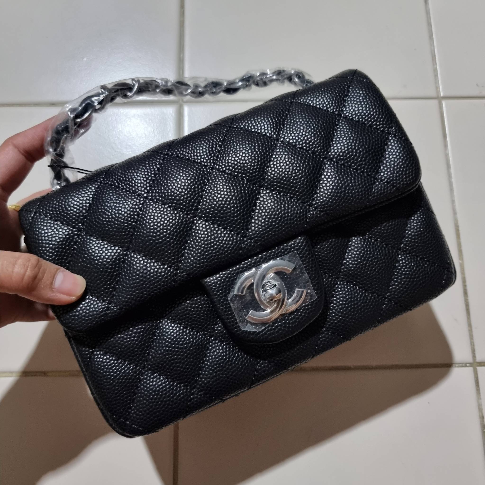 VIP 】3สี คัมแบคทูสต็อค!! จัดมาแน่นๆ พร้อมสีรับความเฮง!! พรีเมี่ยมจากแบรนด์ Chanel vip สุดพิเศษจากเคาน์เตอร์ กระเป๋าสะพาย หนังสังเคราะห์ลายคาร์เวีย หรูหราทั้งอะไหล่เงินและอะไหล่ทอง สะพายแล้วขับผิวมากๆใบนี้ เปิด-ปิดกระเป๋าด้วยตัวบิดล็อค ภายในกระเป๋าบุหนังสี