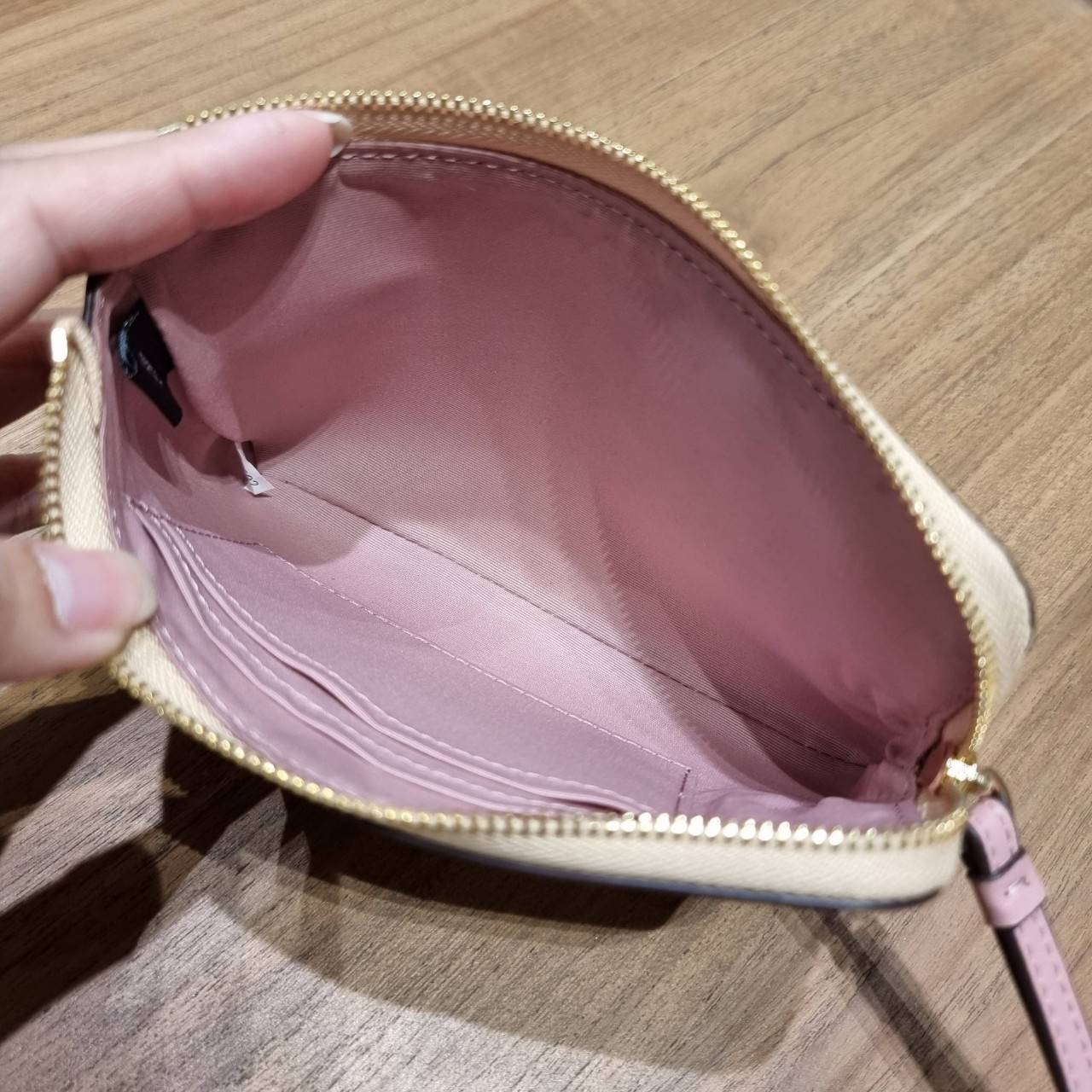 COACH 2972 CORNER ZIP WRISTLET IN SIGNATURE CANVAS WITH BUTTERFLY PRINT มาแล้วจ้า ไอเท็มสุดปัง!! ฮิตไม่เลิก!! พร้อมลวดลายสุดคิ้วท์ น่ารักน่าใช้ขึ้นไปอีก กระเป๋าคล้องมือ ขนาดเหมาะพกพา วัสดุหนังแคนวาส ภายในเป็นช่องโล่ง ใส่ธนบัตร หรือใส่บัตร ใส่เหรียญ ได้หมด