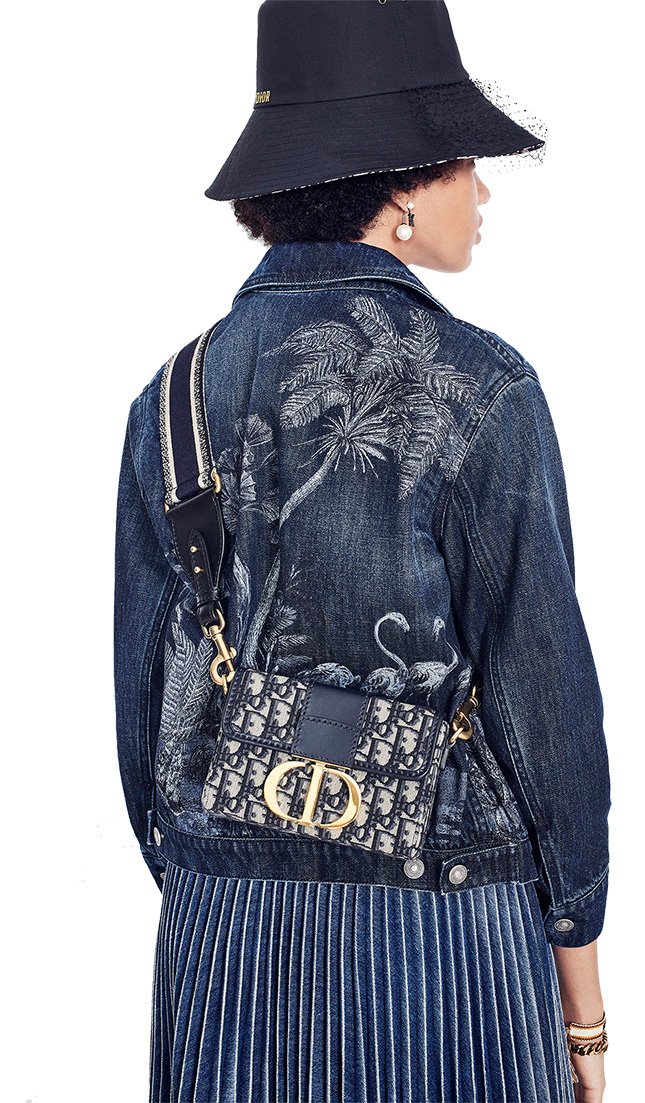 Dior 30 Montaigne Box Bag 7" / DIOR MINI BAG กระเป๋าสะพายดิออร์ เอกลักษณ์ของความหรู ไซส์มินิทรงสี่เหลี่ยมหนังเรียบสวยหรูอยู่ทรงเปิดปิดด้วยฝาปิดโลโก้แบรนด์อะไหล่ทอง ภายในโล่งมีโลโก้สามารถใส่มือถือของใช้จุกจิกได้ สายสะพายหนังยาวถอดได้ปรับระดับได้ สามาร