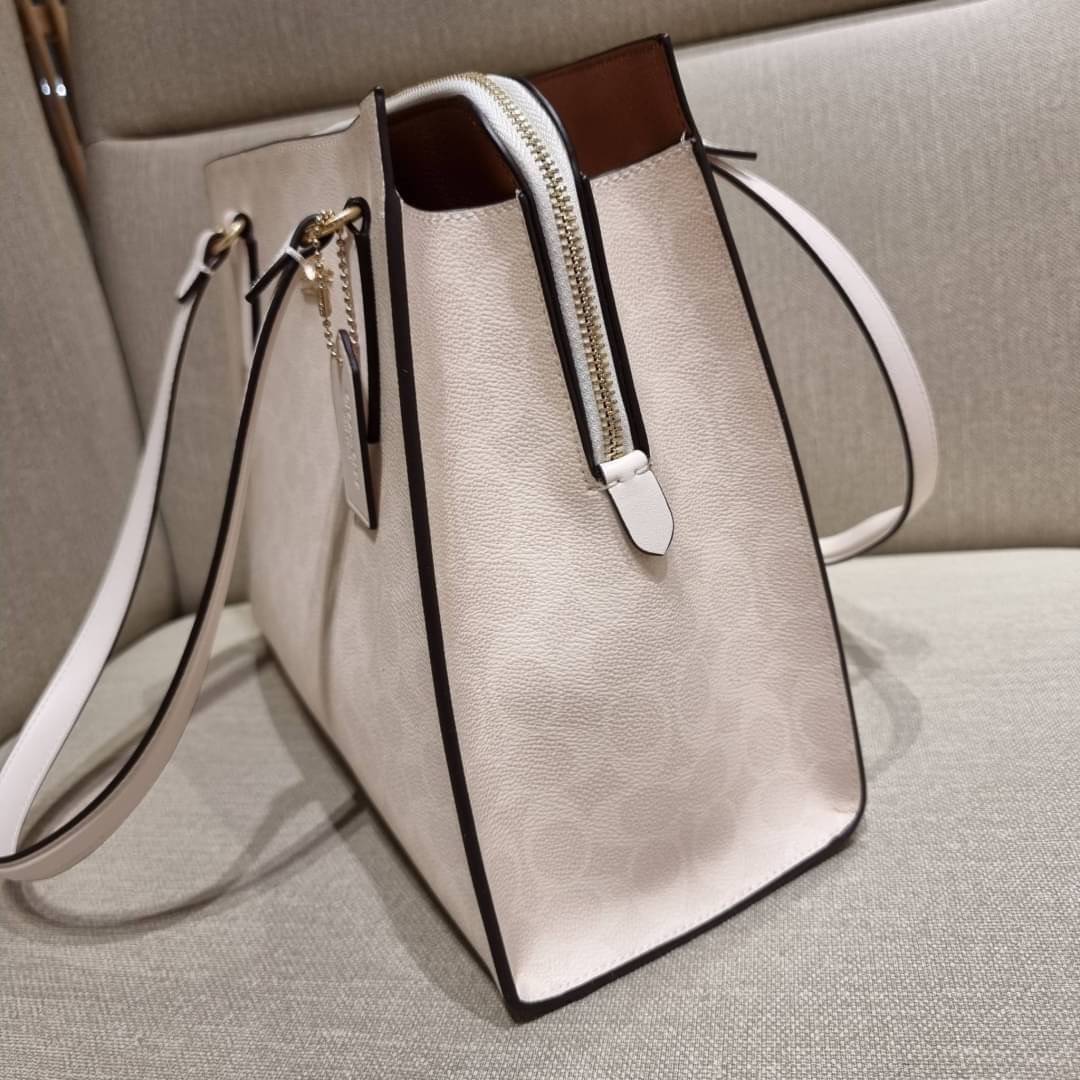 COACH C4075 TATUM CARRYALL IN SIGNATURE CANVAS คอลเลคชั่นใหม่ล่าสุด จัดมาให้ได้สวยก่อนใคร สวยหรูทุกสี!! ลุคผู้ดีต้องมาอีกหนึ่ง กระเป๋าสะพายทรงสวย ที่มาพร้อมสายสะพายไหล่ในตัว และสายครอสบอดี้สำหรับสะพายข้าง วัสดุหนัง crossgrain สวยคมมากๆ ตัวกระเป๋าถูกแบ่งเป